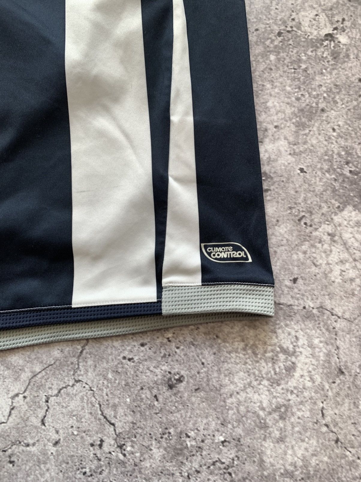 Umbro 🔥UMBRO WEST BROMWICH ALBION 2009/10 HOME SOCCER SHIRT Size US L / EU 52-54 / 3 - 5 Thumbnail