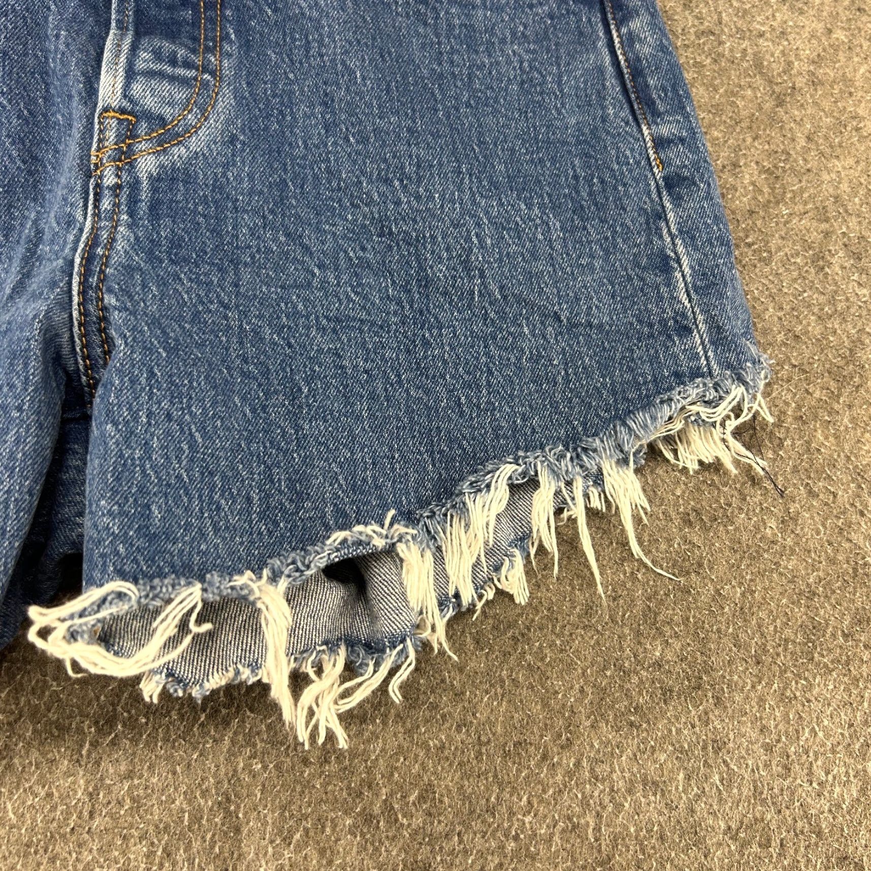 Levi's VINTAGE Levi's Shorts Womens 28 Blue Denim Jorts Wedgie Straight Medium Wash Cut Off Cargo Pocket USA 4 in Inseam Regular Mens? Wait. Size 28" / US 6 / IT 42 - 3 Thumbnail