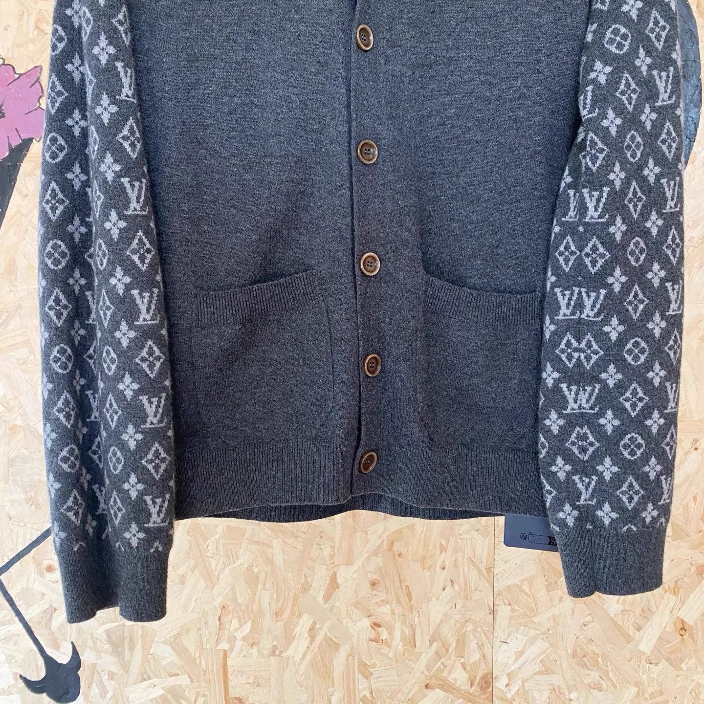 Louis Vuitton LV Logo V-neck SB Long-Sleeve Gray Knit Sweater Size US M / EU 48-50 / 2 - 4 Thumbnail