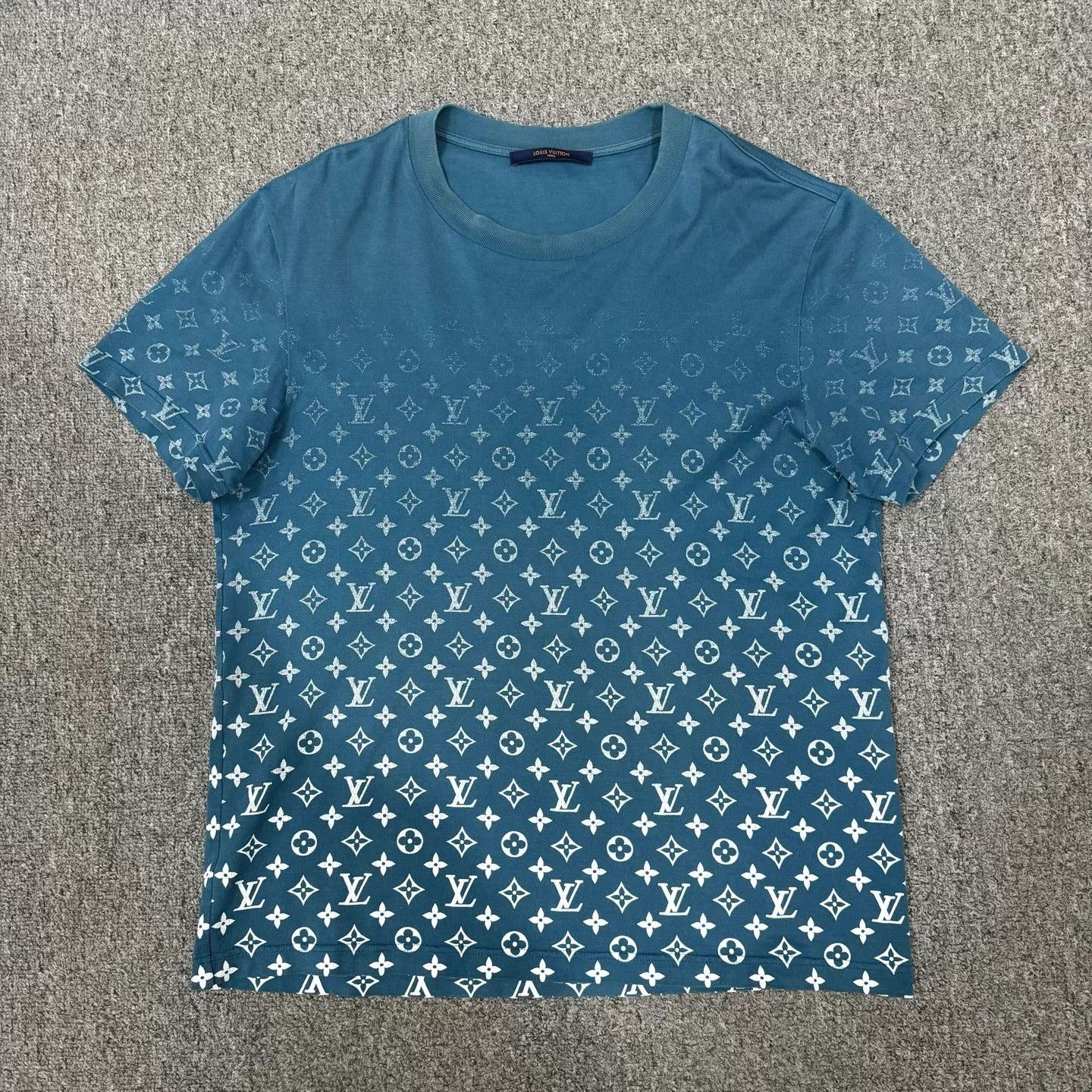 Louis Vuitton LV blue all over print gradient T-shirt M 95 new Size US M / EU 48-50 / 2 - 1 Thumbnail