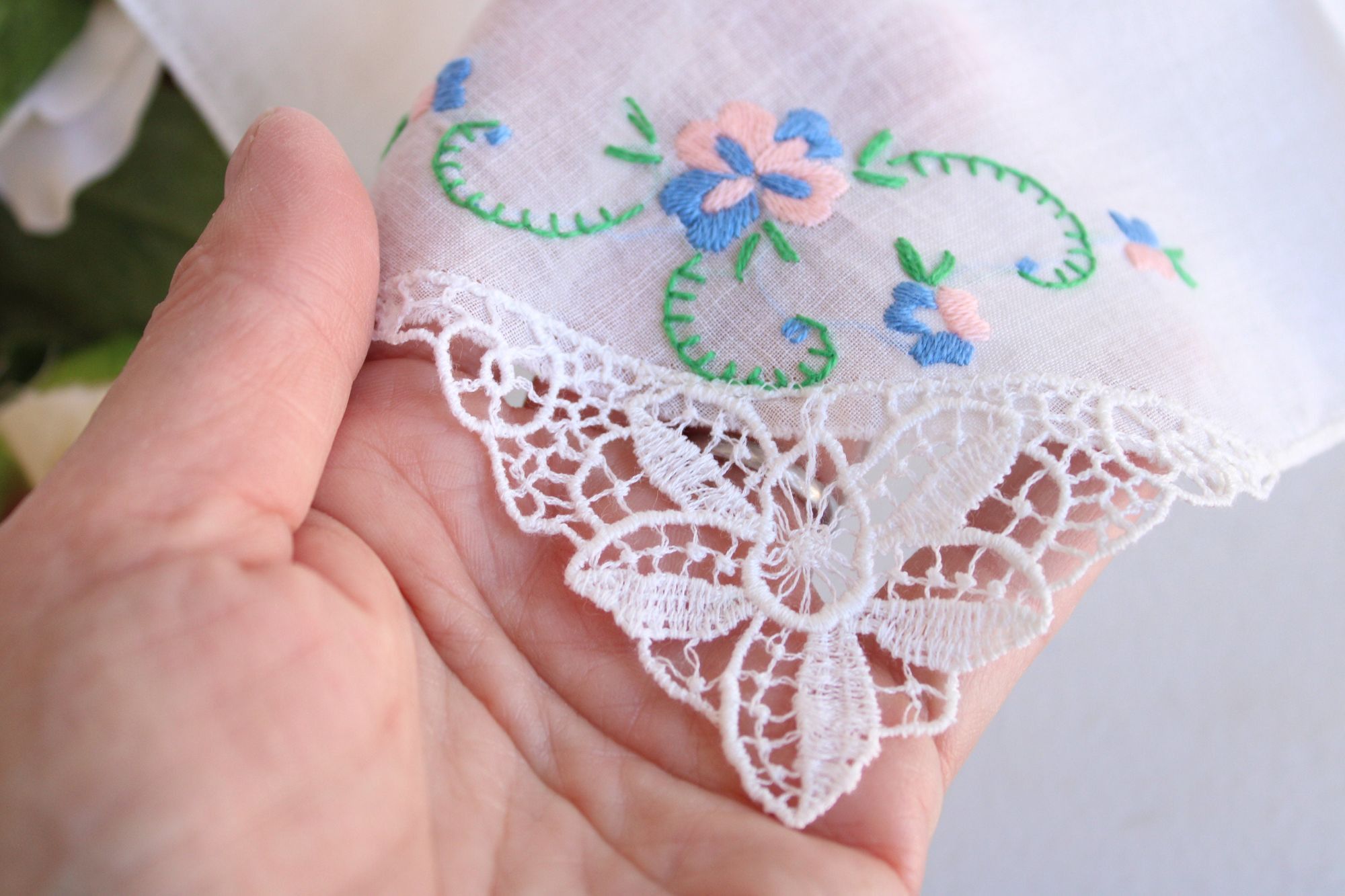 Vintage Vintage 1940s 1950s Handkerchief, White Lace And Floral Embr Size ONE SIZE - 7 Thumbnail