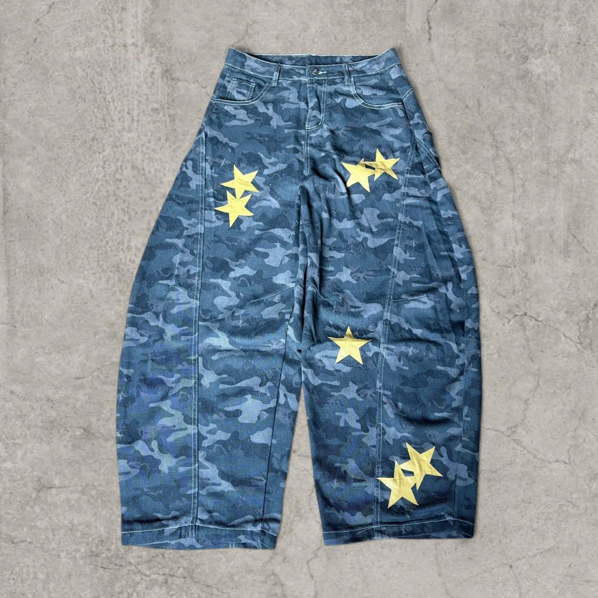 Japanese Brand Baggy relaxed fit jeans in khaki camo print, stars. Size L Size US 34 / EU 50 - 1 Thumbnail
