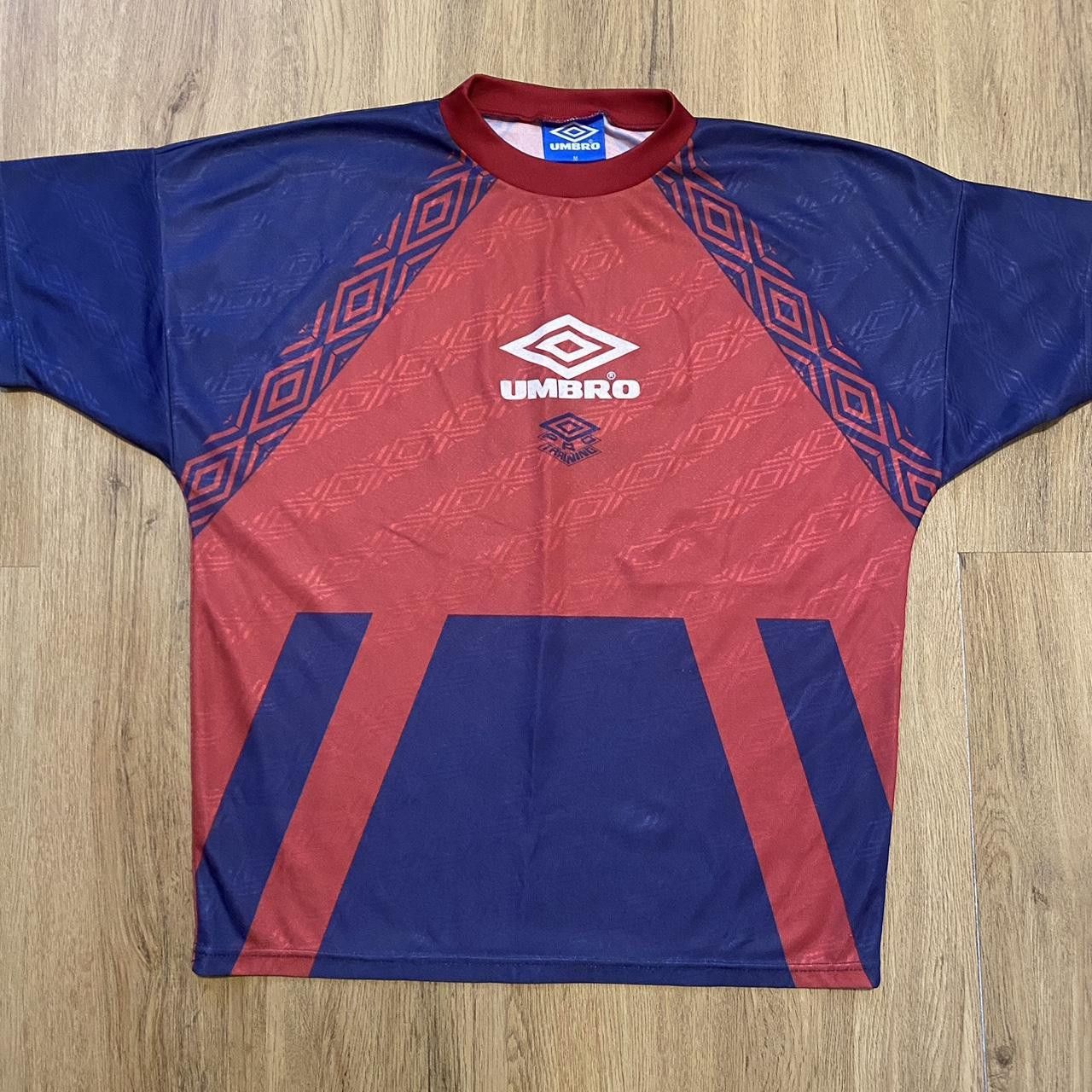 ウェア 90s Umbro vintage Black Football Shirt Vintage 90' Umbro football Big logo shirt size Large Adult