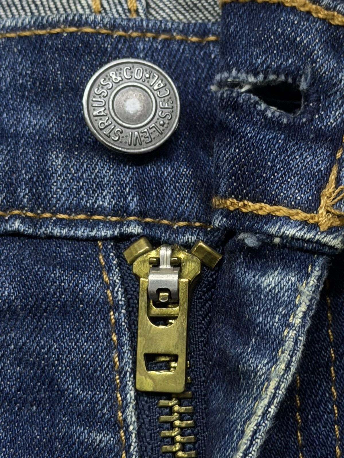 Levi's Vintage Levi’s 569 Denim Jeans | Loose Straight Fit | W35 Size US 35 - 14 Thumbnail