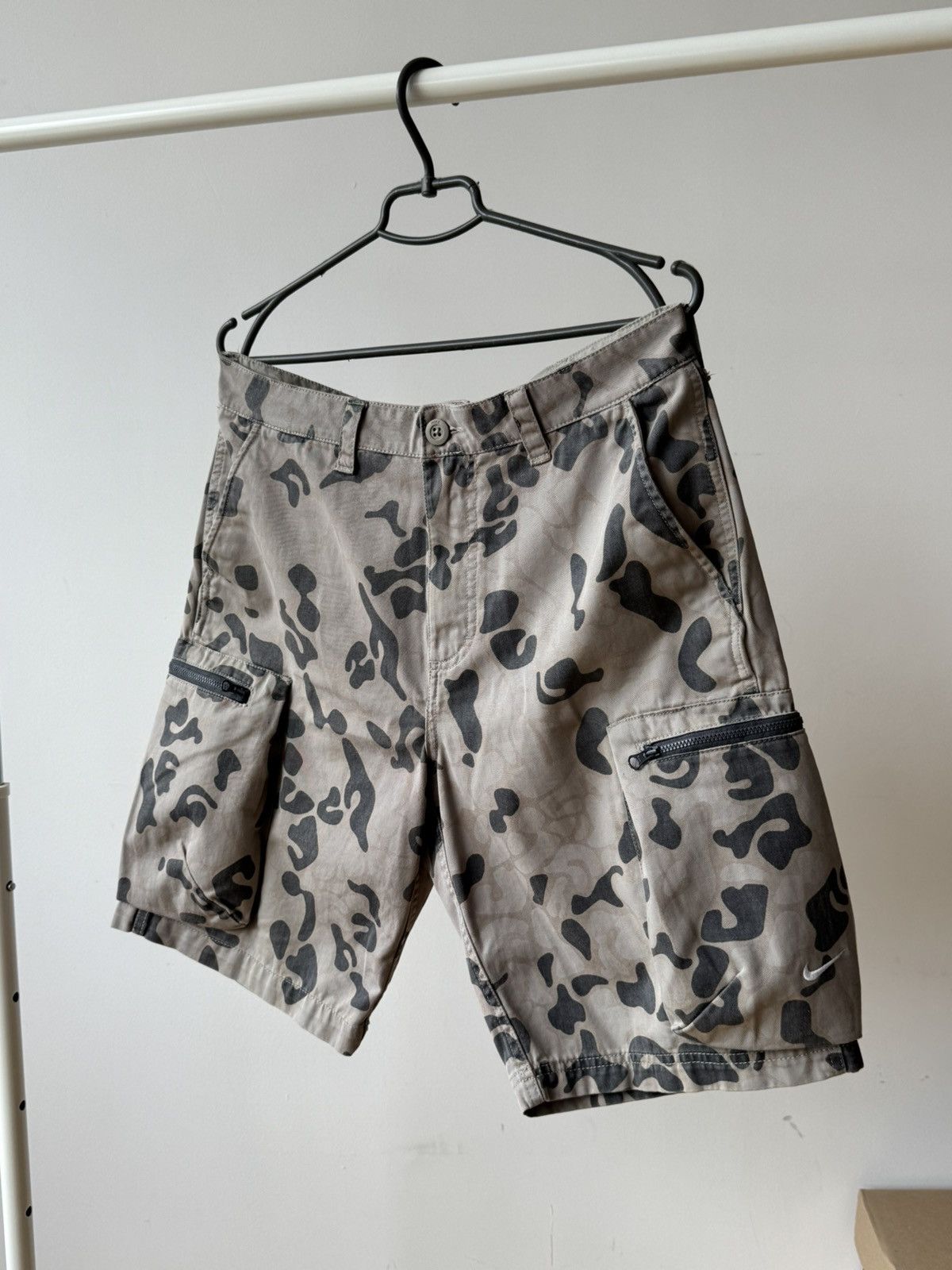 Nike Vintage Nike Cargo Pockets Camo Shorts Size US 34 / EU 50 - 1 Thumbnail