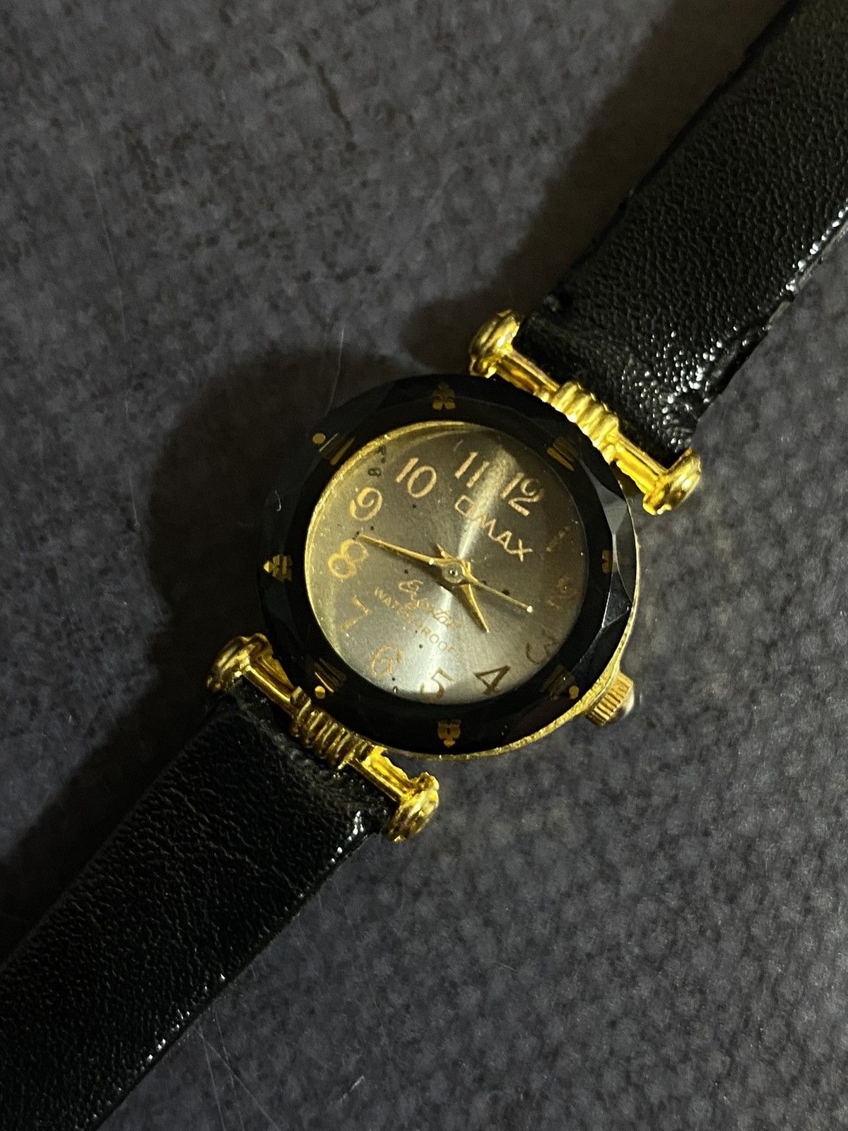 Jewelry Classic Light Dial Watch with Gold Accents Japanese Brand Size ONE SIZE - 2 Thumbnail