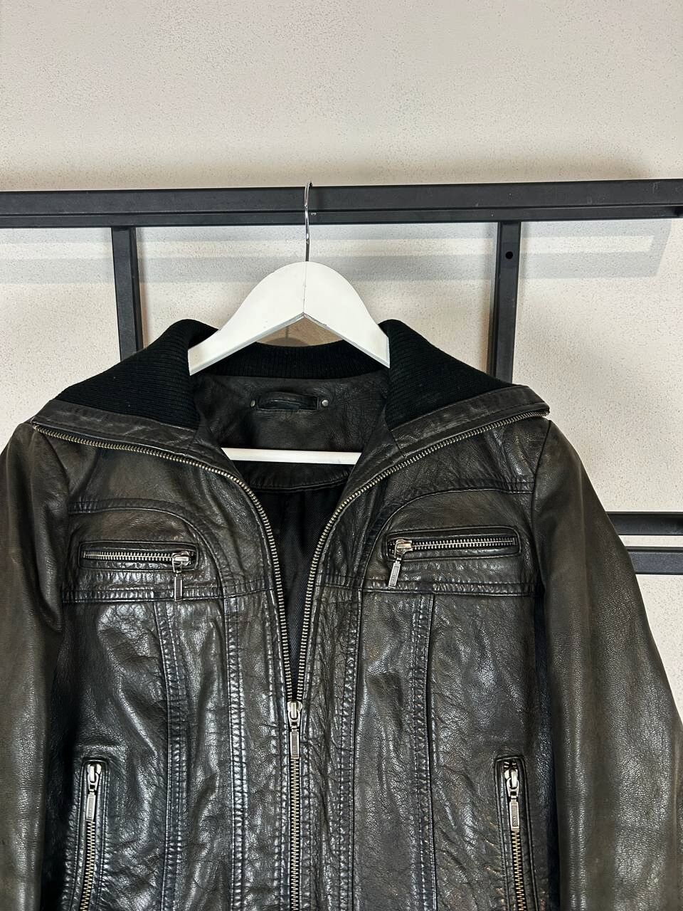 Vintage Black Leather Jacket Cropped Ribbed Hem Vintage Biker Style Size US S / EU 44-46 / 1 - 4 Thumbnail
