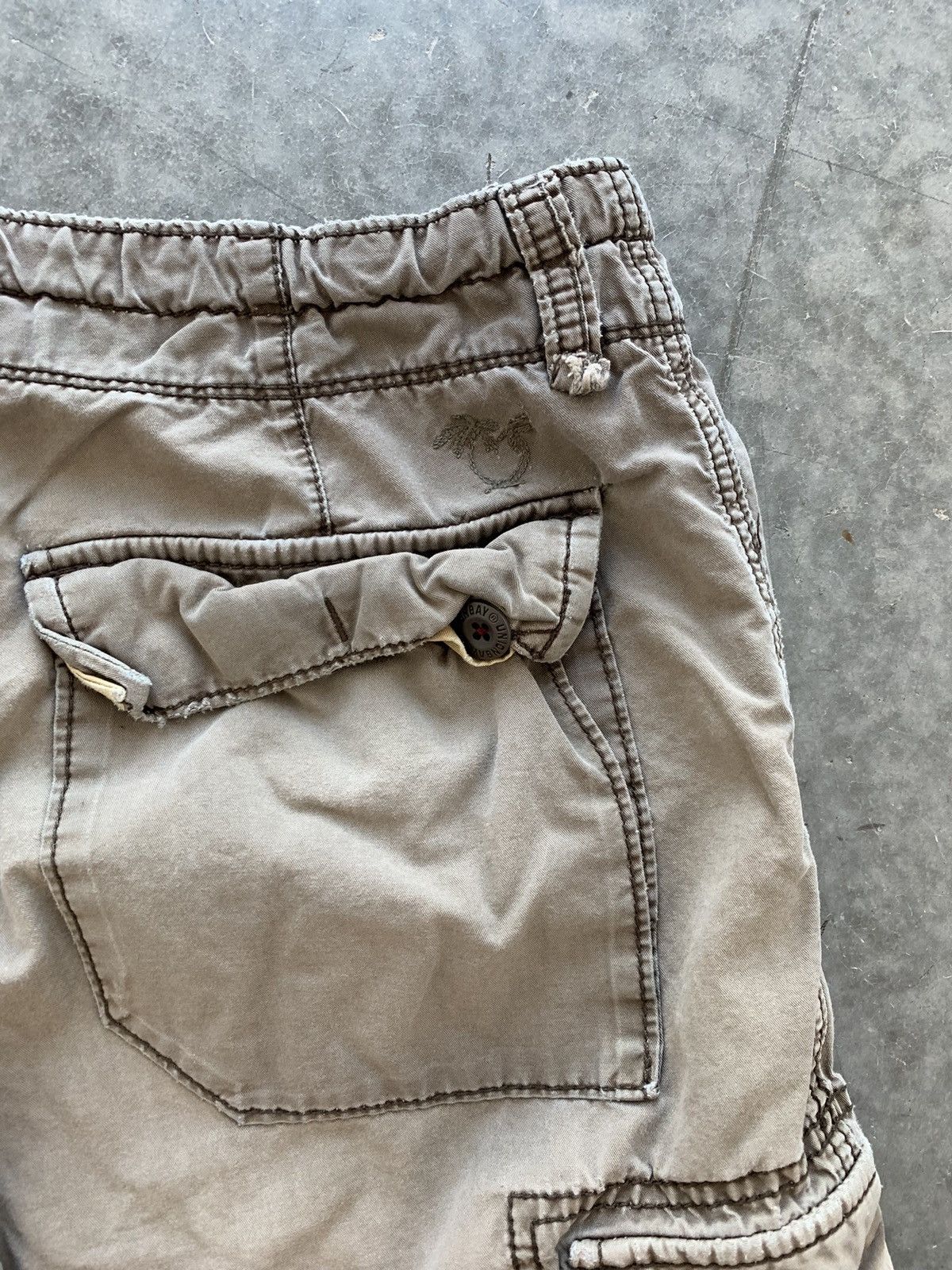 Vintage Vintage Y2K Thrashed Faded Brown Cargo Shorts Size US 32 / EU 48 - 11 Thumbnail