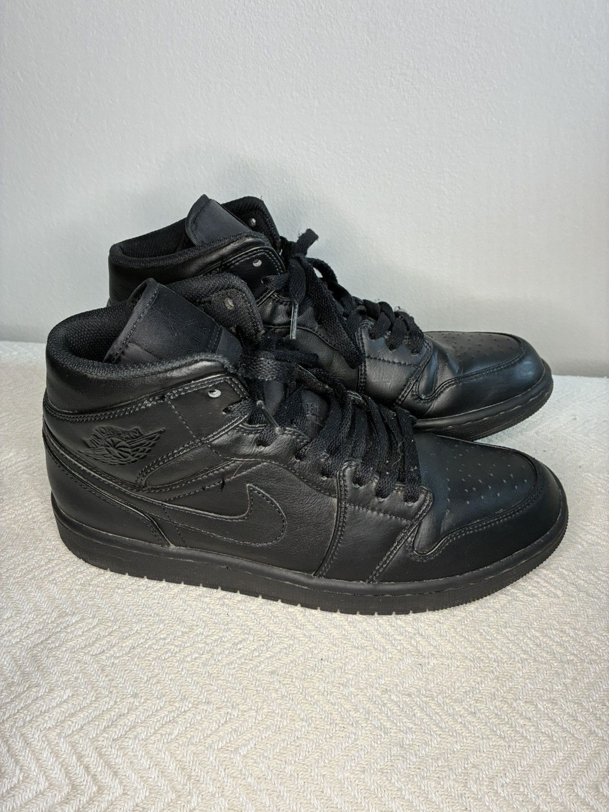 Jordan Brand Air Jordan 1 Mid "Triple Black" Size US 9 / EU 42 - 5 Thumbnail