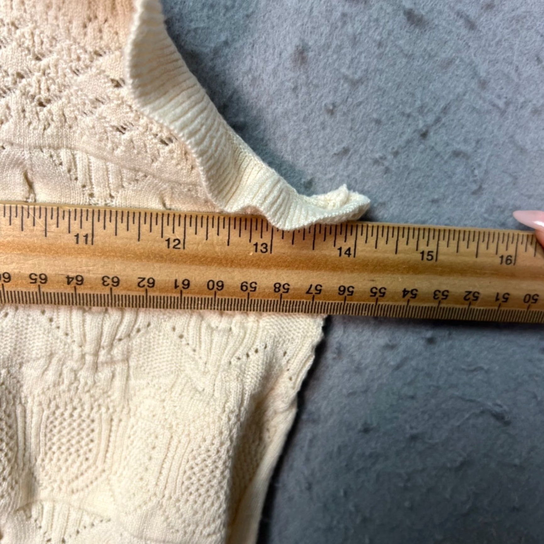 Vintage WHO WHAT WEAR Women's XS Cream Sleeveless Knit Top Ruffle Trim Lace Detail Mock Neck Casual Blouse Womens XS Cream Knit Top 90s? Size XS / US 0-2 / IT 36-38 - 5 Thumbnail