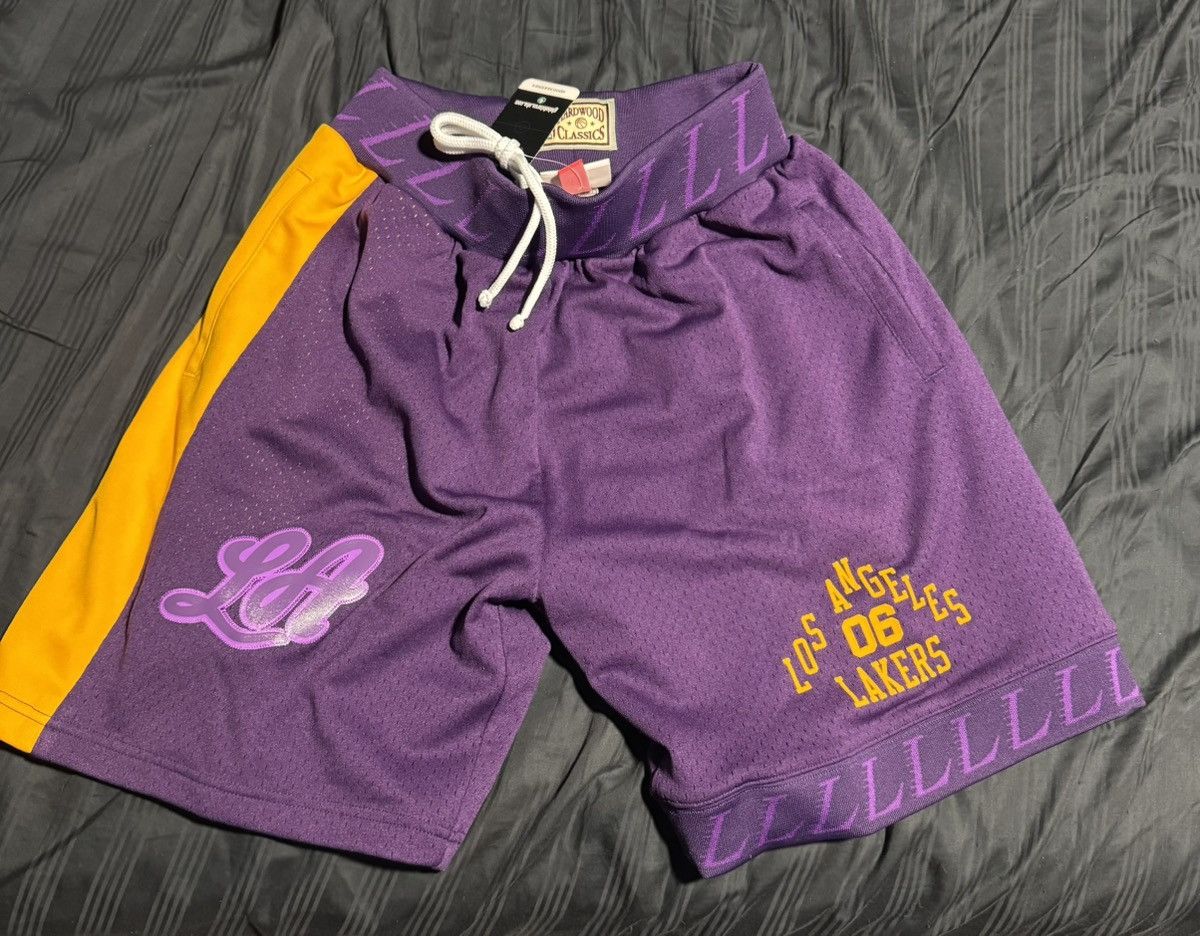 Mitchell & Ness Los Angeles Lakers Mitchell & Ness Retro Shorts Size US 31 - 1 Thumbnail