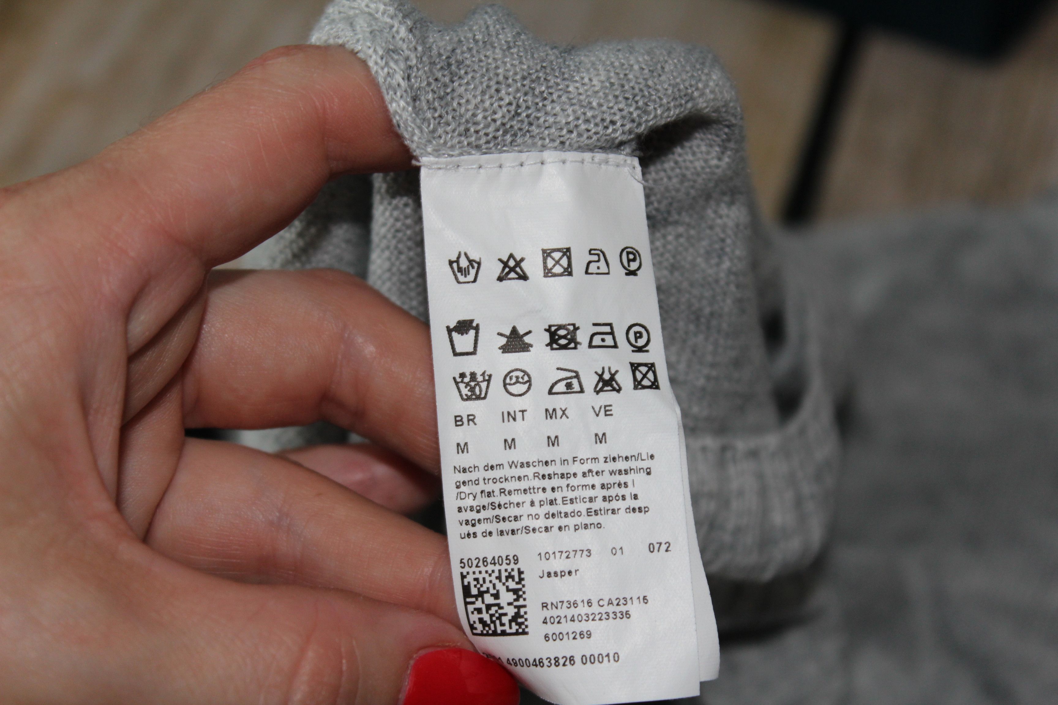 Designer Men's Hugo Boss V-Neck 100% Linen Grey Jumper Size M Size US M / EU 48-50 / 2 - 8 Thumbnail