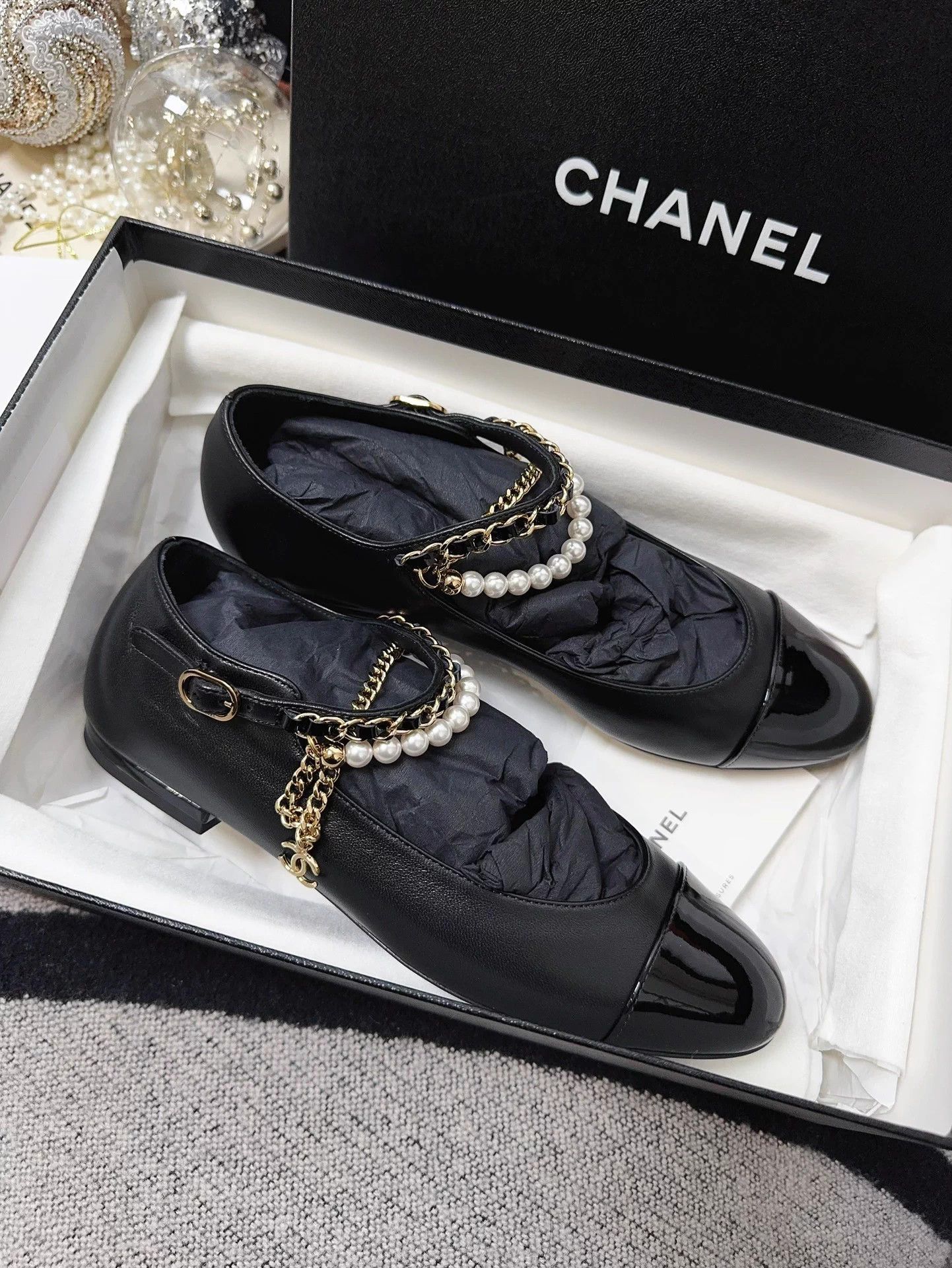 Chanel Chanel 25B Pearl Chain Black Mary Janes Flats Size US 5 / IT 35 - 1 Thumbnail