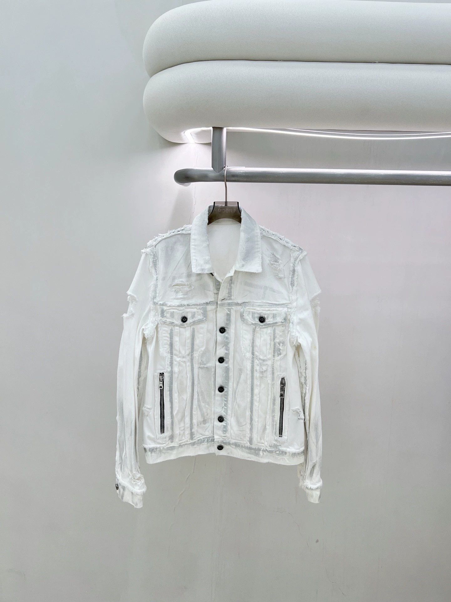 Balmain Balmain pre-owned white distressed denim jacket 50 Size US M / EU 48-50 / 2 - 1 Thumbnail