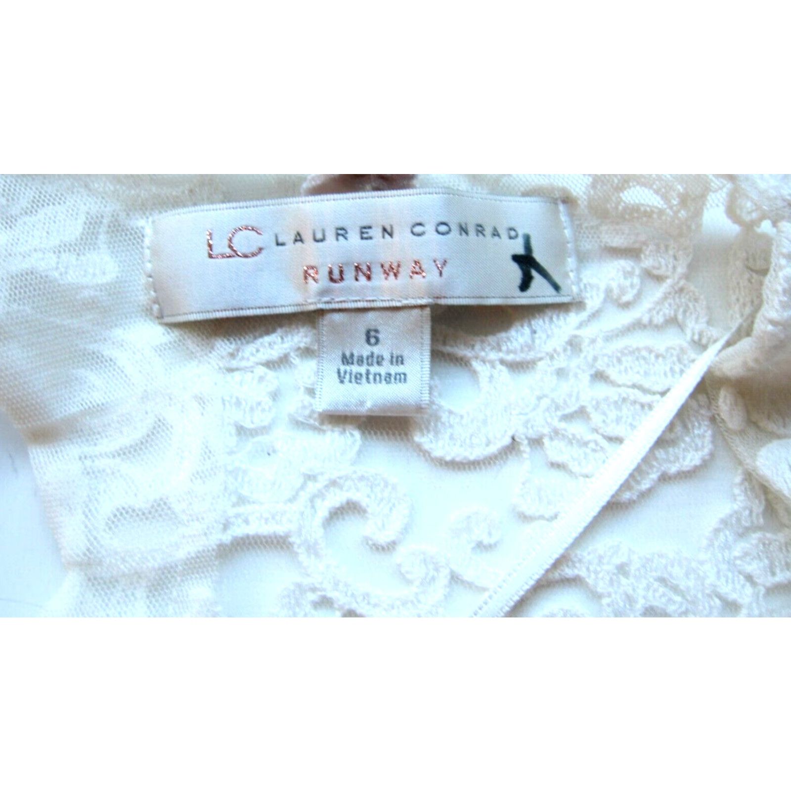 Vintage Lauren Conrad Runway Romper Ivory Floral Lace Long Sleeve Pocket Shorts 6 Size M / US 6-8 / IT 42-44 - 3 Thumbnail