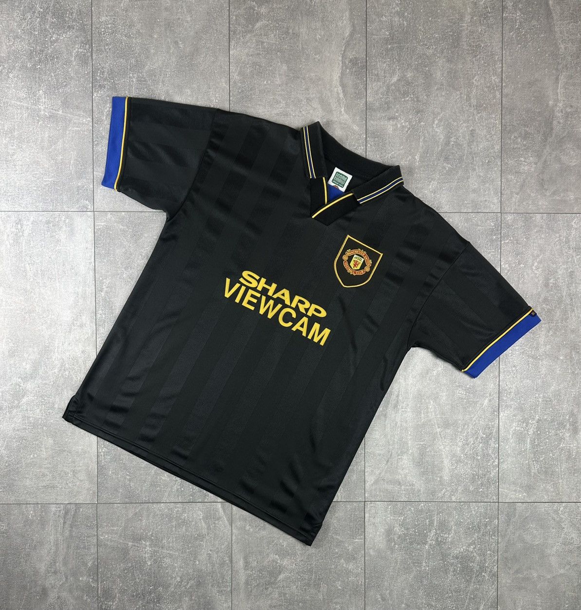 Other Score Draw Manchester United 1993/95 Retro Soccer Jersey Size US L / EU 52-54 / 3 - 1 Thumbnail
