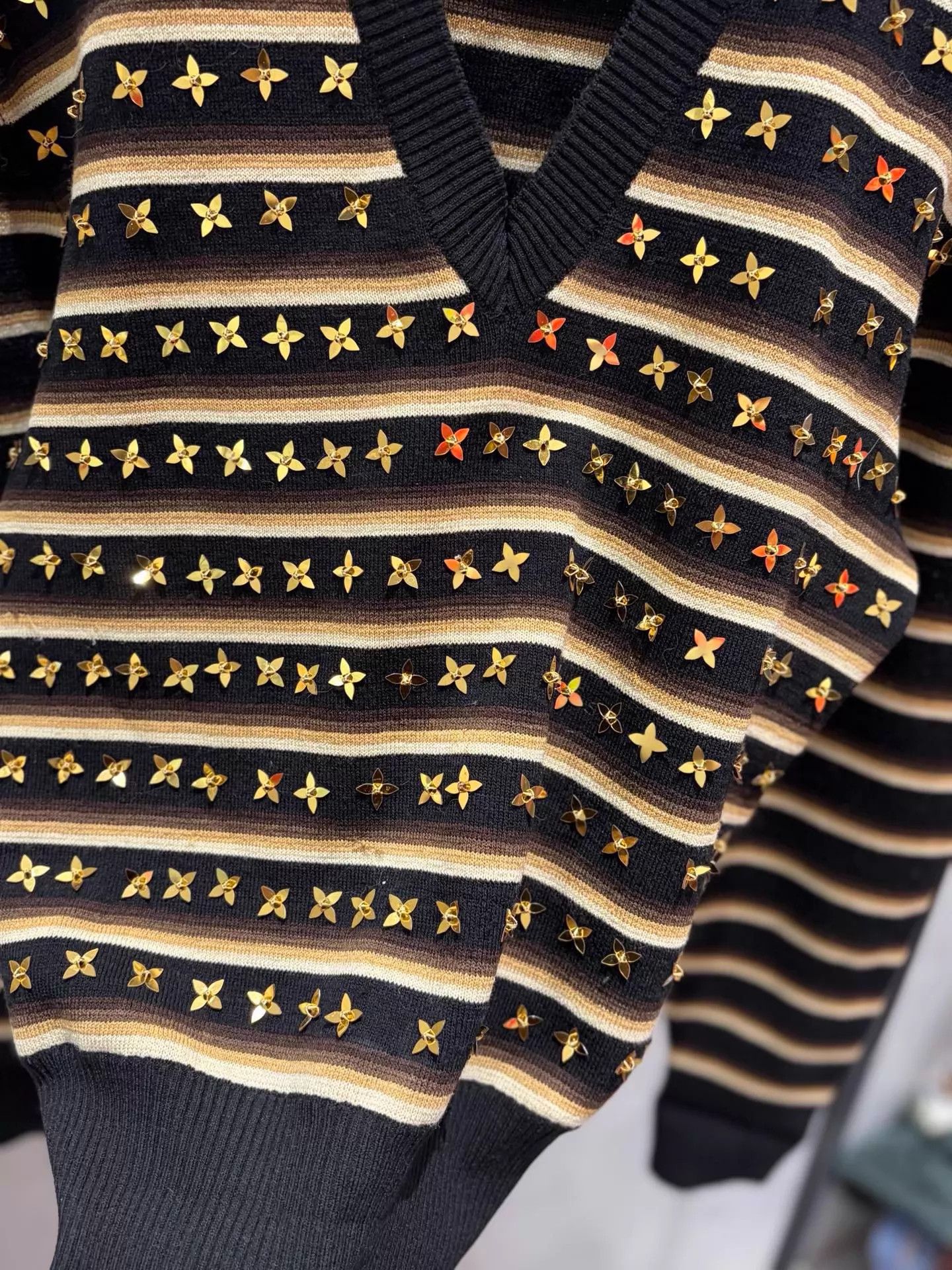 Louis Vuitton LV gold clover sequin knit sweater deadstock S Size S / US 4 / IT 40 - 2 Thumbnail