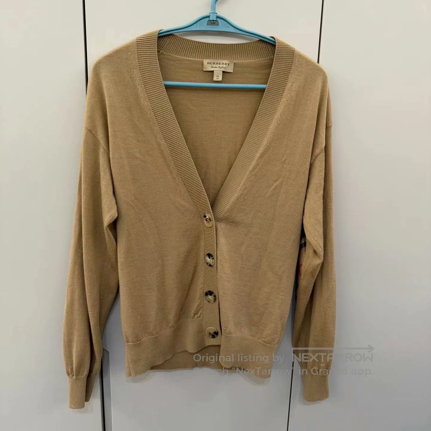 Burberry beige burberry wool cardigan in excellent condition. Size XS / US 0-2 / IT 36-38 - 1 Thumbnail