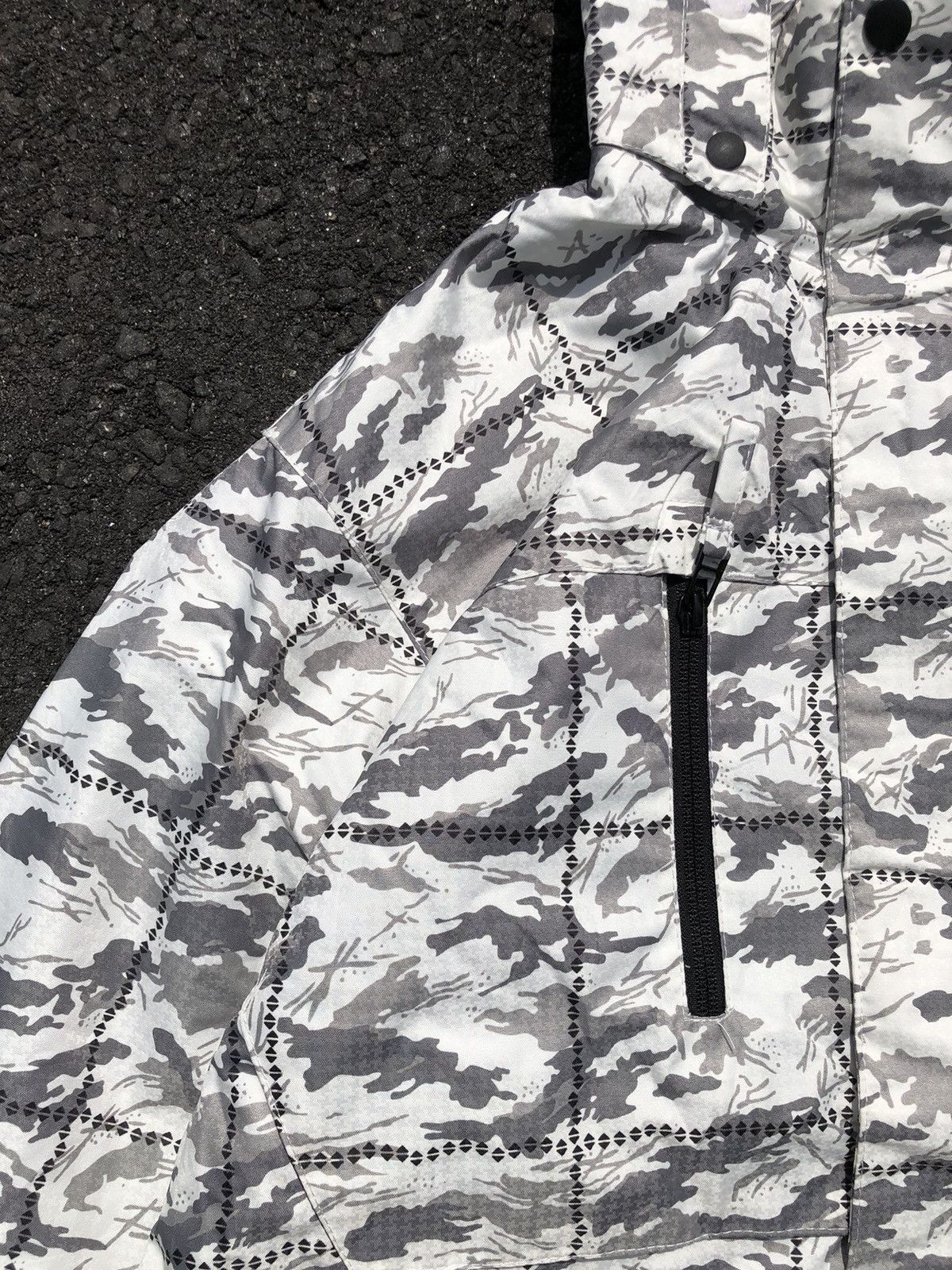 Japanese Brand Japanese Brands Kissmark Camo Colourway Ski Jacket Size US L / EU 52-54 / 3 - 5 Thumbnail