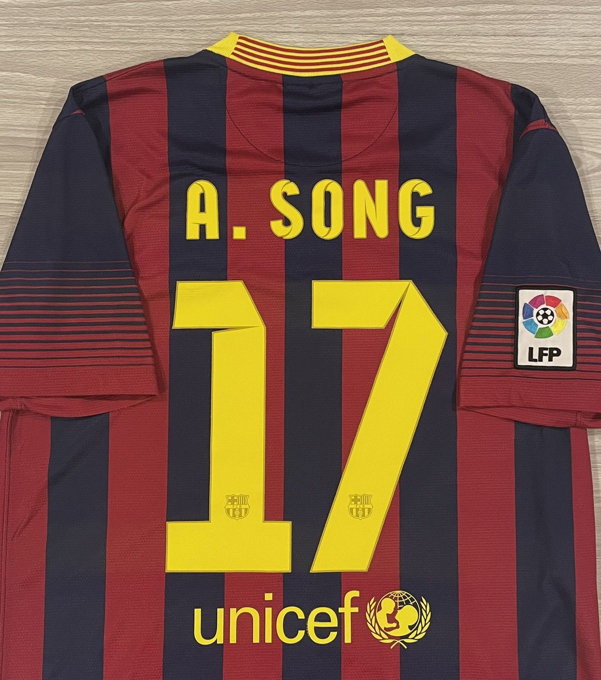 Nike Nike 2013/14 Barcelona Alex Song Soccer Jersey Men’s Medium Size US M / EU 48-50 / 2 - 9 Thumbnail