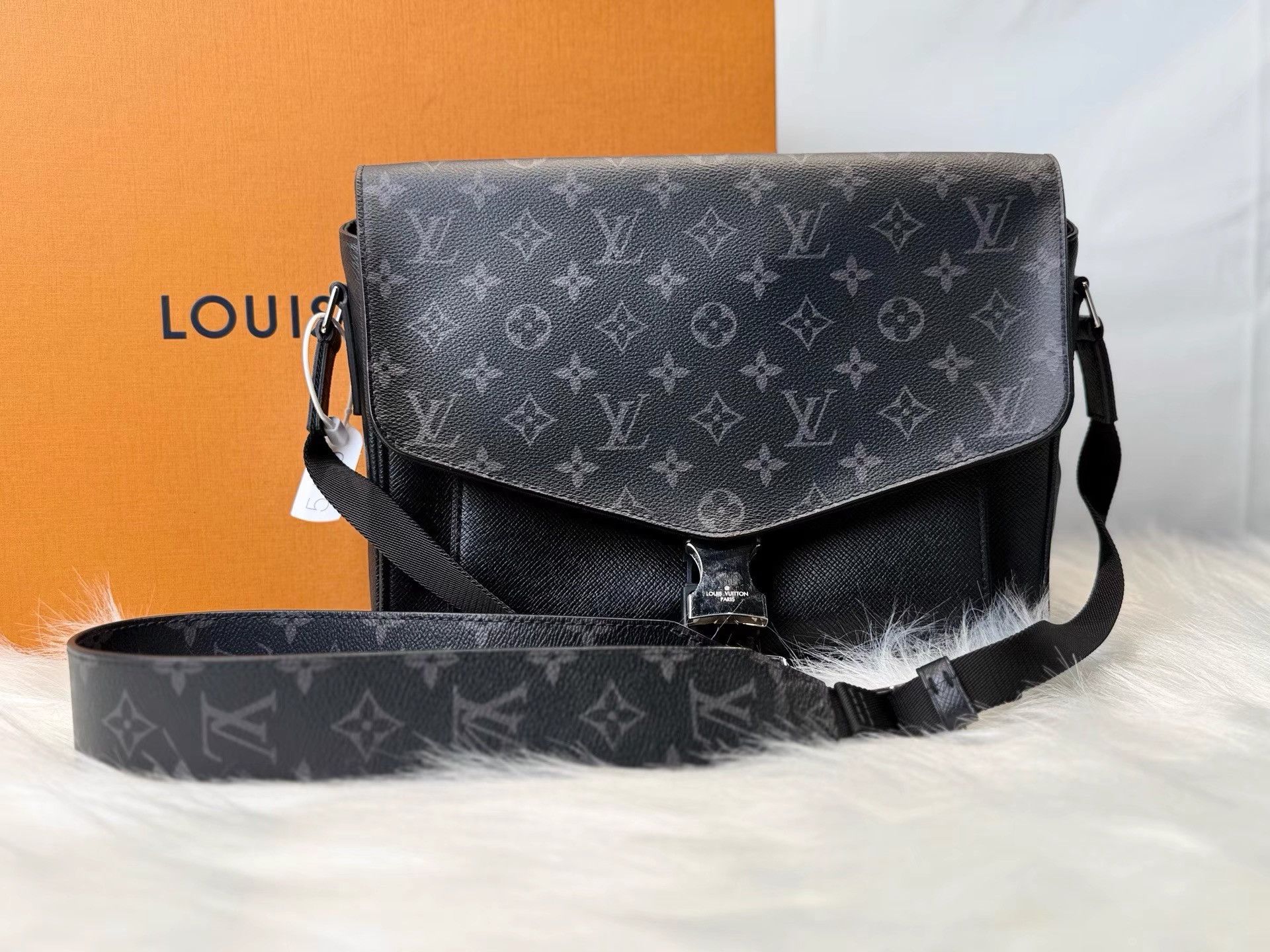 Louis Vuitton Lv Black Monogram Single-Button Messenger Bag K36 Size ONE SIZE - 1 Thumbnail