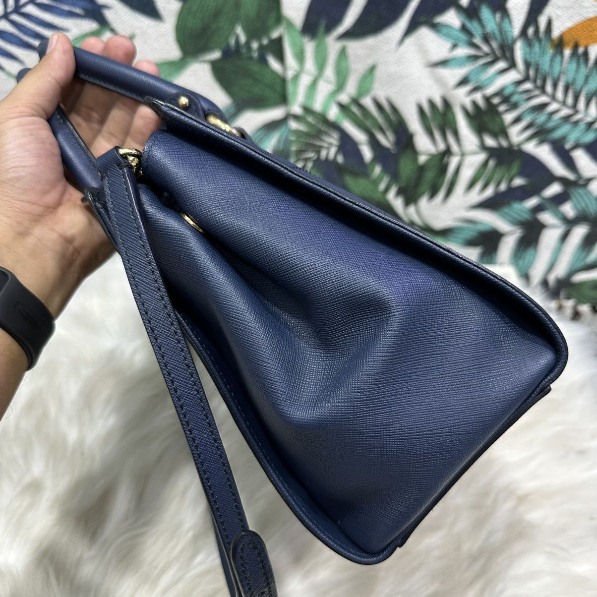 Salvatore Ferragamo Authentic SALVATORE FERRAGAMO Becky Saffiano Leather Handbag Size ONE SIZE - 3 Thumbnail