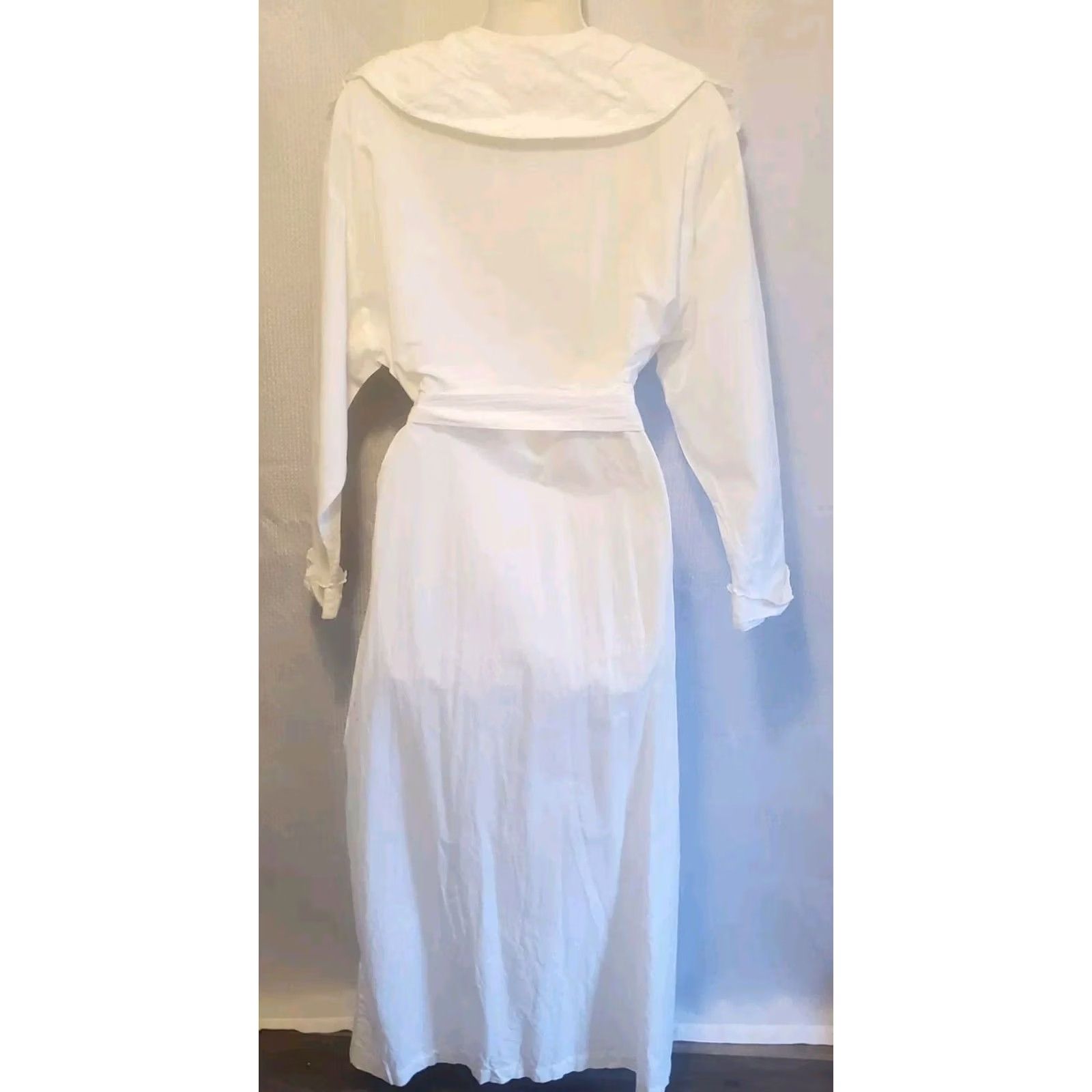 Victoria's Secret VINTAGE Victoria's Secret Robe Lace 70s White Victorian Cottage OSFM Mini/Minimalist 50" Shoulder to Hem Womens Size ONE SIZE - 3 Thumbnail