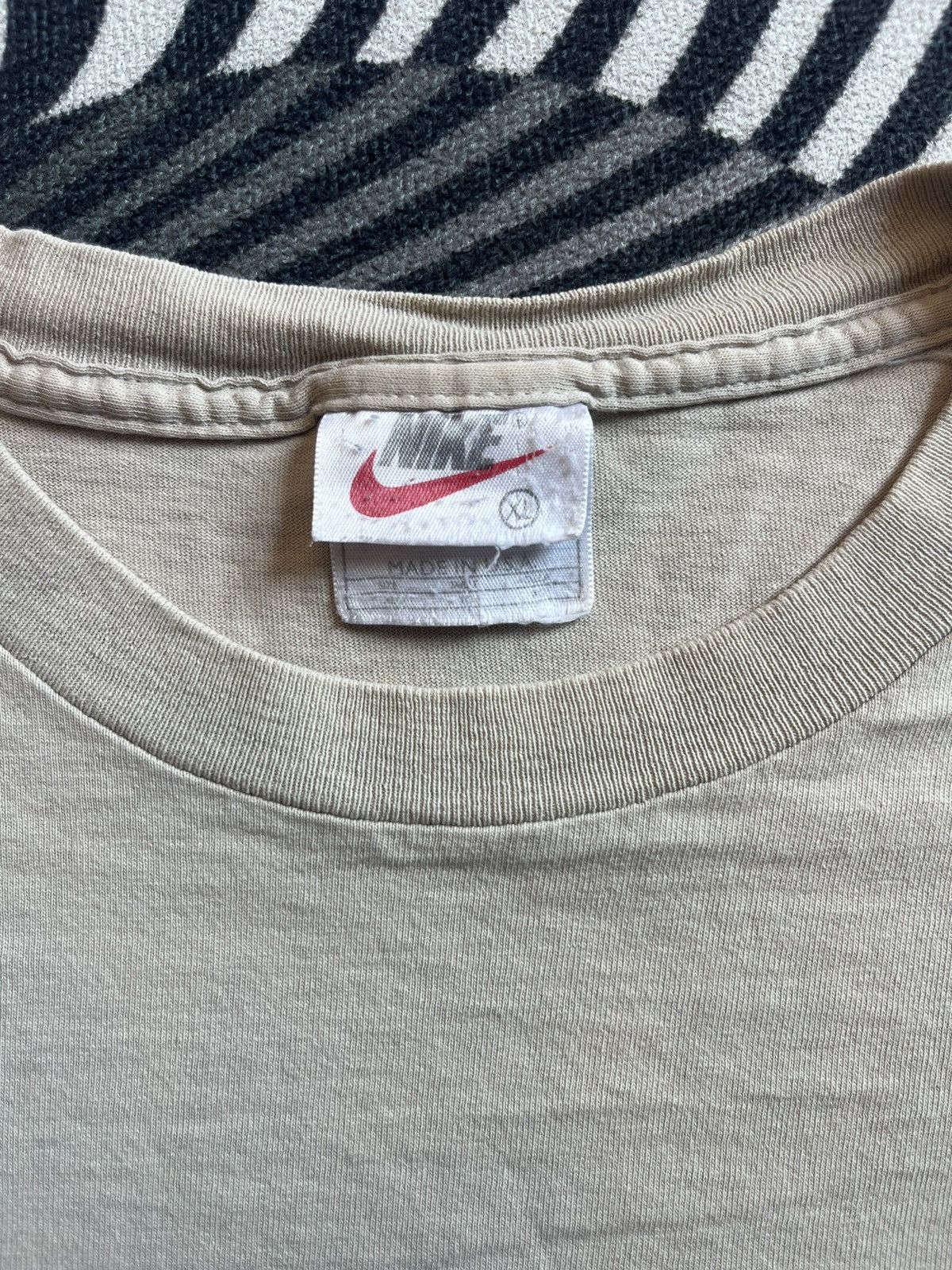 Nike Vintage NIKE minimal Logo 90’s Tshirt Size US XL / EU 56 / 4 - 4 Thumbnail
