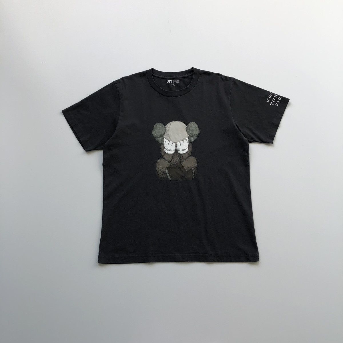 Kaws × Uniqlo Uniqlo X Kaws Tokyo First Logo UT T-Shirt Dark Grey Size US L / EU 52-54 / 3 - 1 Thumbnail