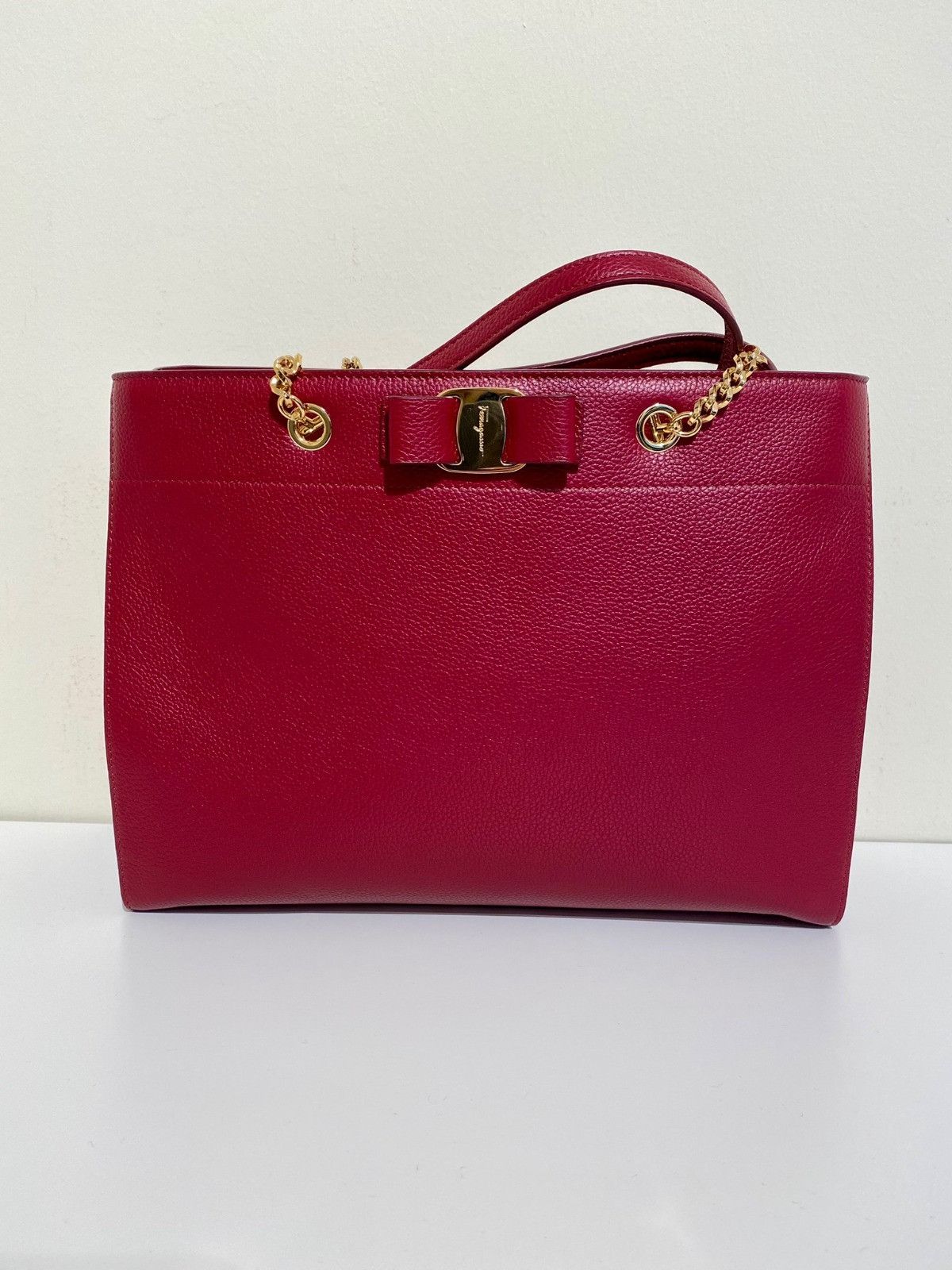 Salvatore Ferragamo o1s1rm0924 Size: OS / Vara Bow Handbag in Red Size ONE SIZE - 1 Preview