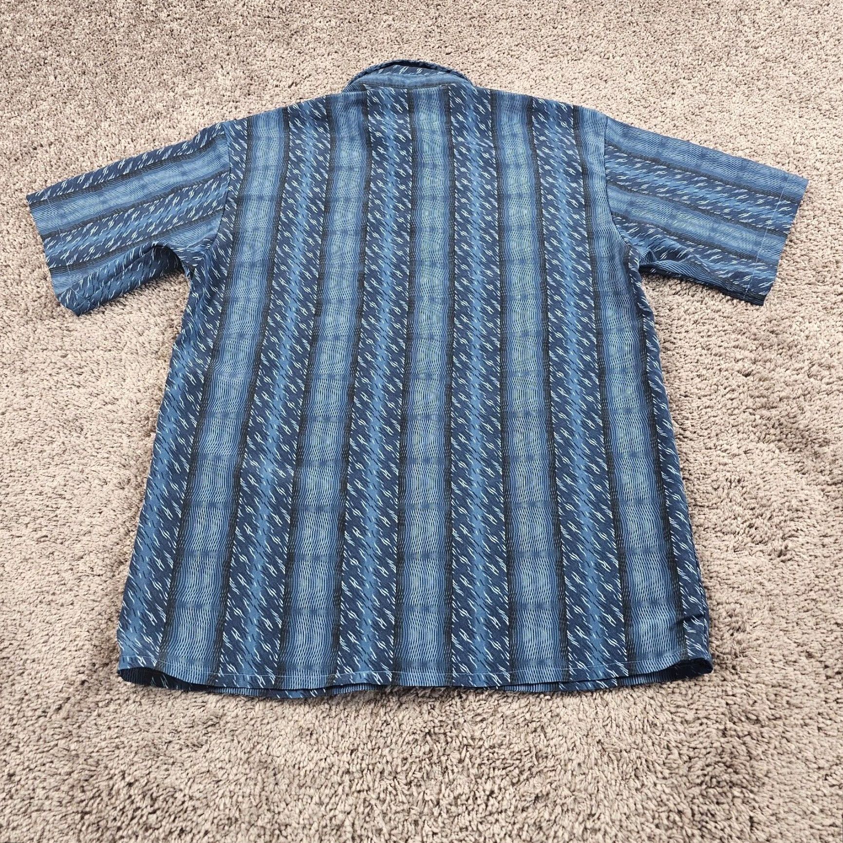 Vintage VINTAGE Monzini Button-Up Shirt Mens XL Blue Geometric Short Sleeve Breathable USA Size US XL / EU 56 / 4 - 5 Thumbnail