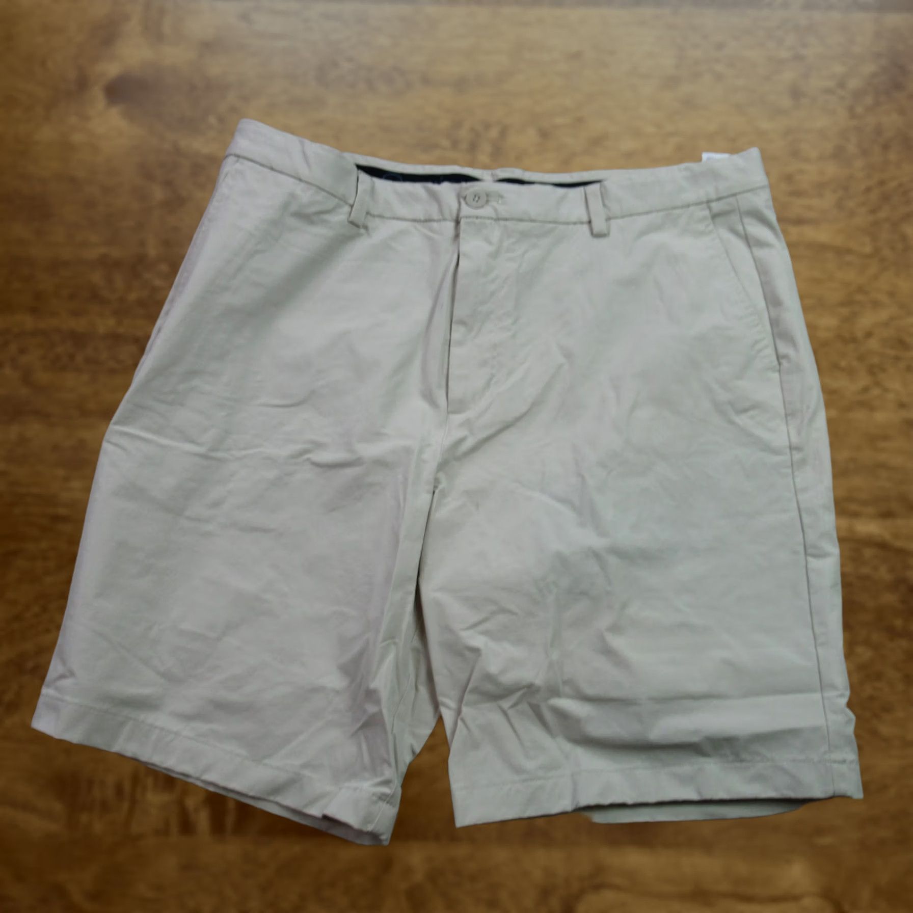 Vineyard Vines Vineyard Vines Shorts Mens 38 White Chino Pockets Hiking Lightweight Shirt Pocket? Size US 38 / EU 54 - 1 Thumbnail