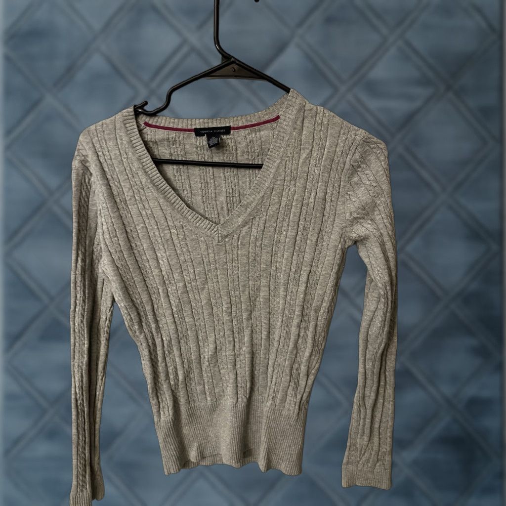 Tommy Hilfiger Tommy Hilfiger Women Pullover Sweater V-Neck Knit XS Gray Solid Knit Style Cable-Knit Logo Casual Fall Winter Shirt Womens XS Gray Tommy Hilfiger的? Size XS / US 0-2 / IT 36-38 - 1 Thumbnail