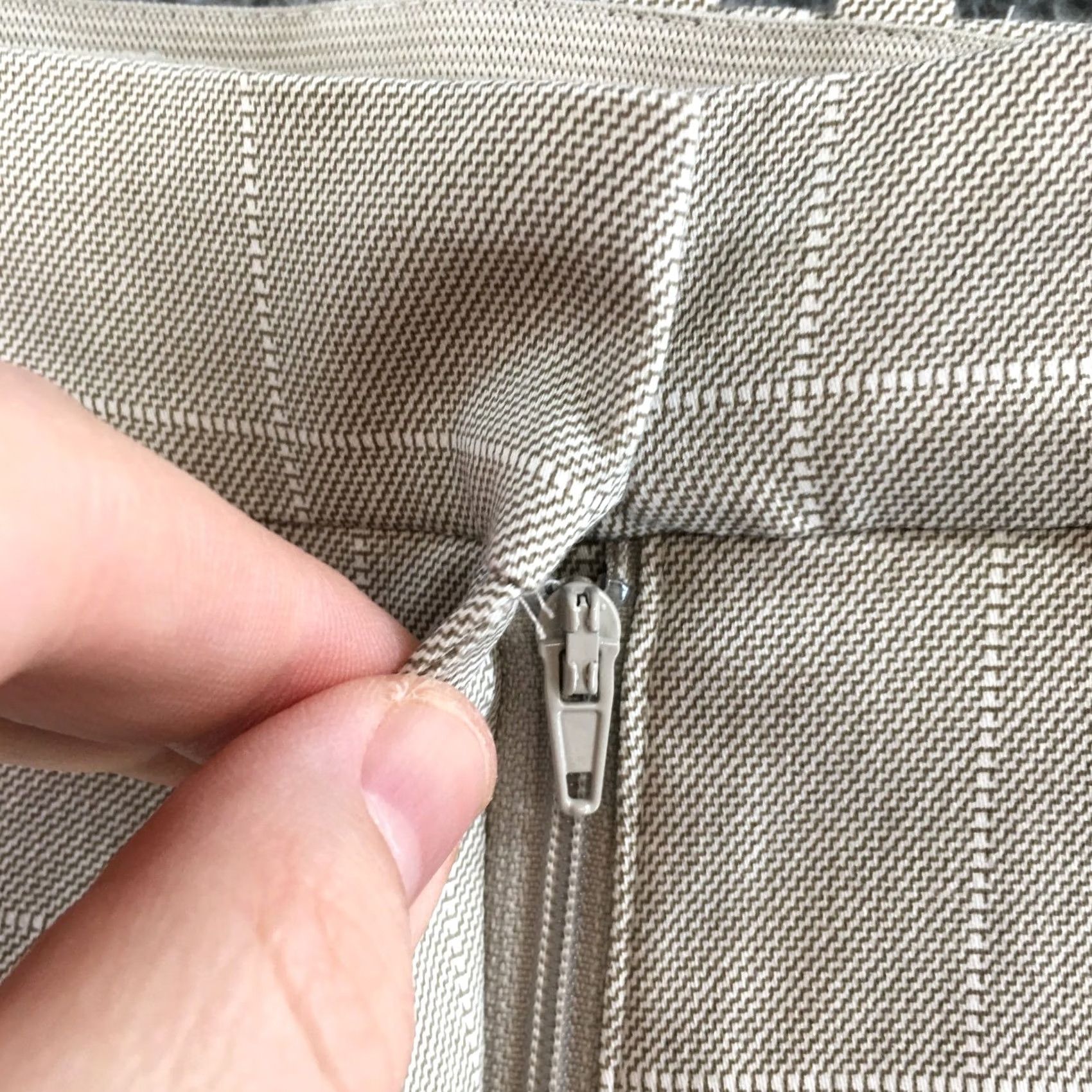 H&M H&M Skinny Crop Trouser Pants Womens 4P Beige Plaid Mid Rise Flat Front Zip Pants X-Small? No, 4P is size; keep as 4P. Size 27" / US 4 / IT 40 - 5 Thumbnail