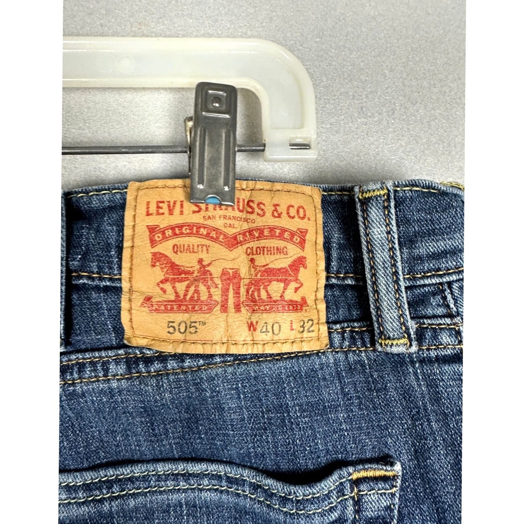 Levi's Levi's 505 Jeans Mens 40x32 Regular Fit Straight Leg Medium Wash Blue EUC Size US 40 / EU 56 - 6 Thumbnail