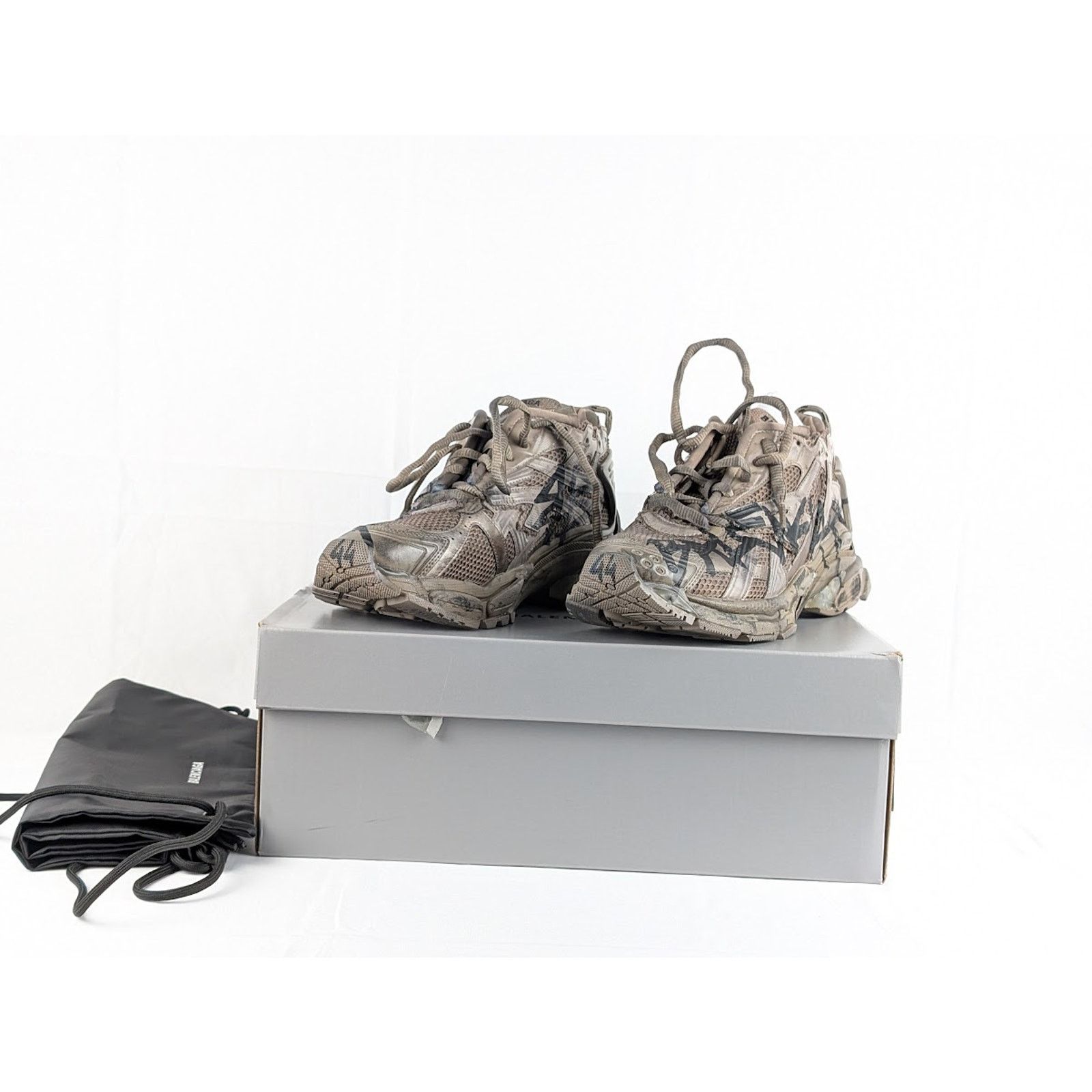 Balenciaga o1rshd1 Monocolor Graffiti Runner in Dark Taupe/Black Size US 7 / EU 40 - 11 Thumbnail