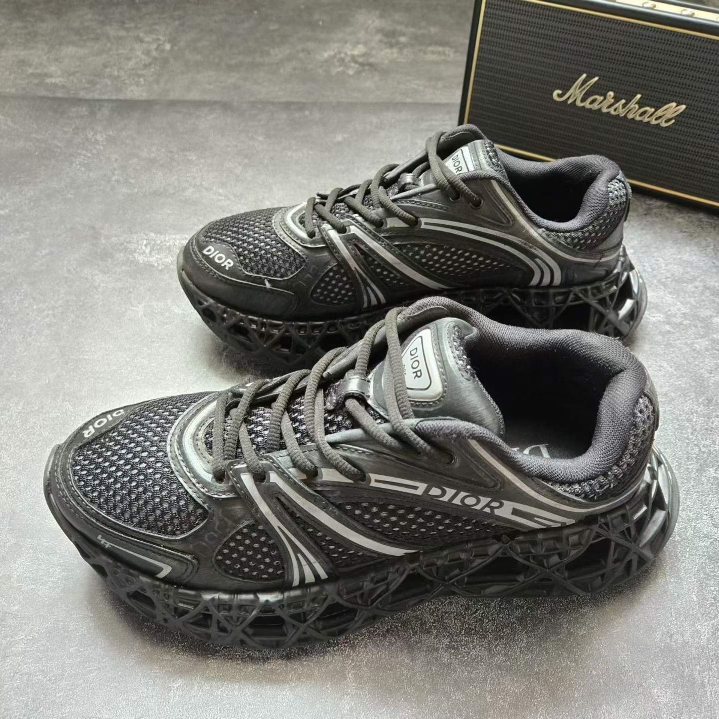 Balenciaga Balenciaga Gold Lowtop Sneakers 35 Men Size US 5 / EU 37 - 1 Thumbnail