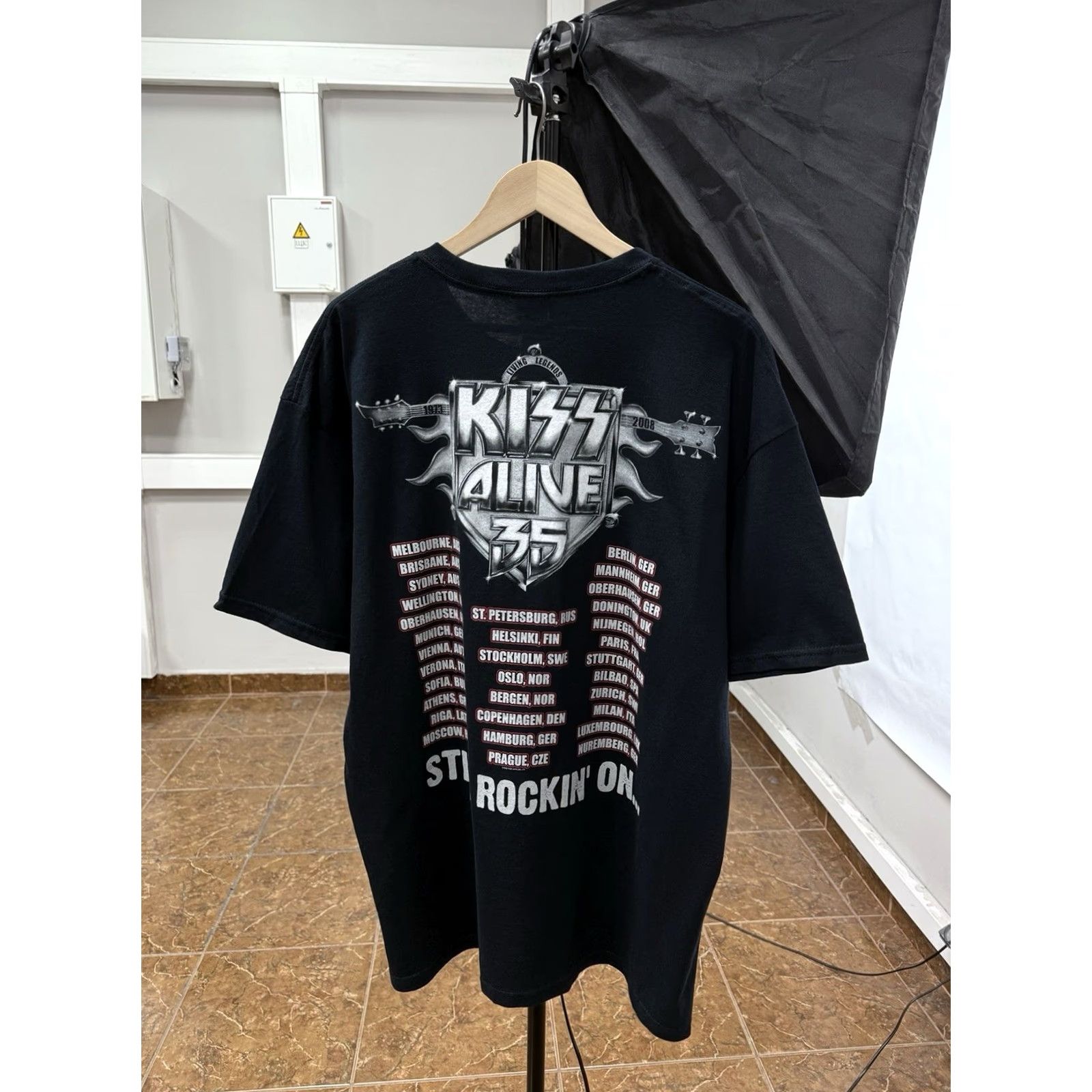 Gildan VINTAGE Kiss Alive 35 World Tour 1973 2008 T-Shirt Retro XL Mens Black Gildan Regular Size XL Shirt Size US XL / EU 56 / 4 - 2 Thumbnail