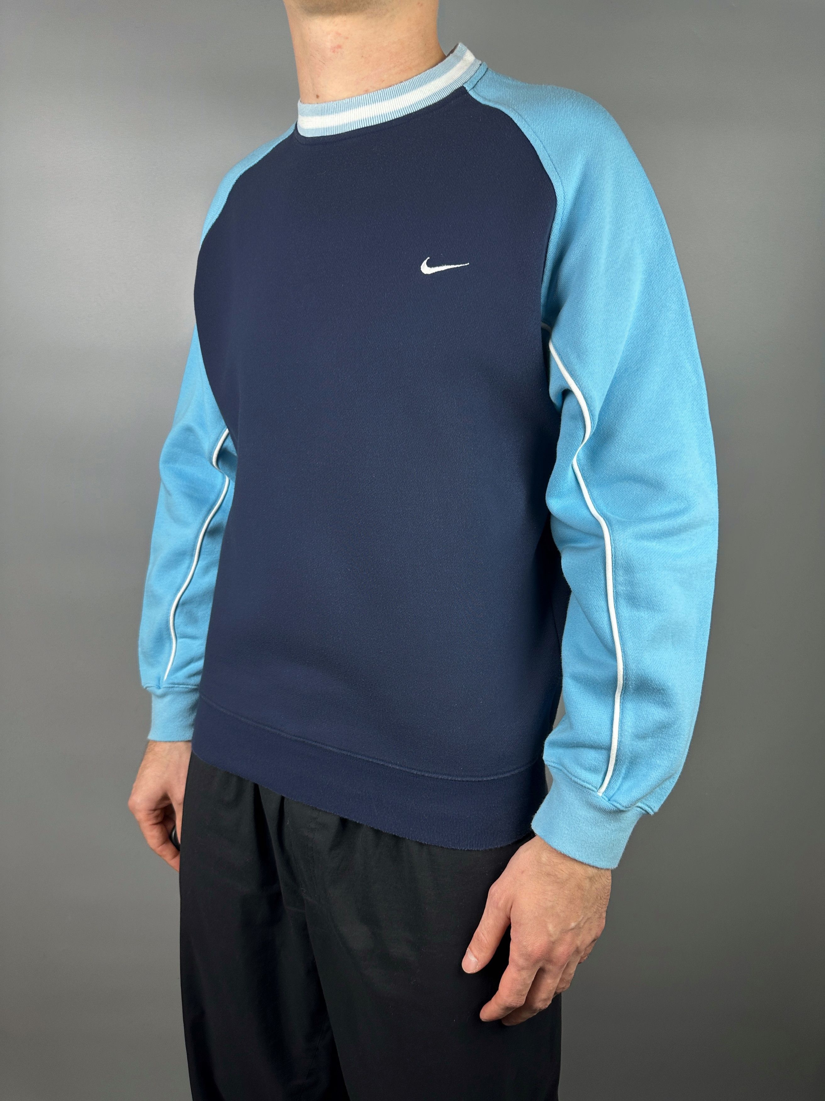 Nike 90s Vintage Nike Mini Logo Sweatshirt Crewneck Y2K Center Size US L / EU 52-54 / 3 - 2 Thumbnail