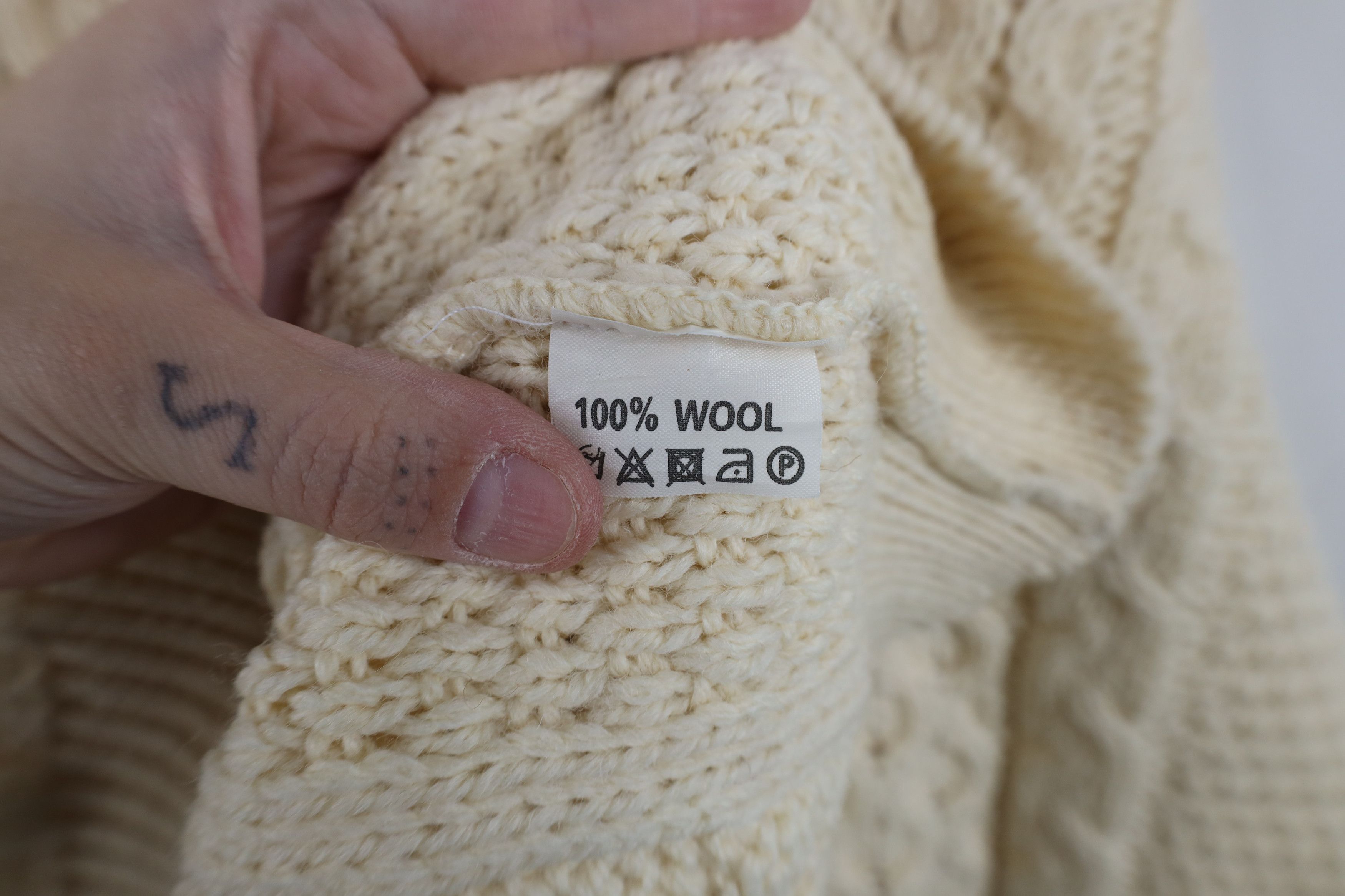 Vintage Deadstock Vintage 90s Wool Cable Knit Sweater Cream Size US L / EU 52-54 / 3 - 7 Thumbnail