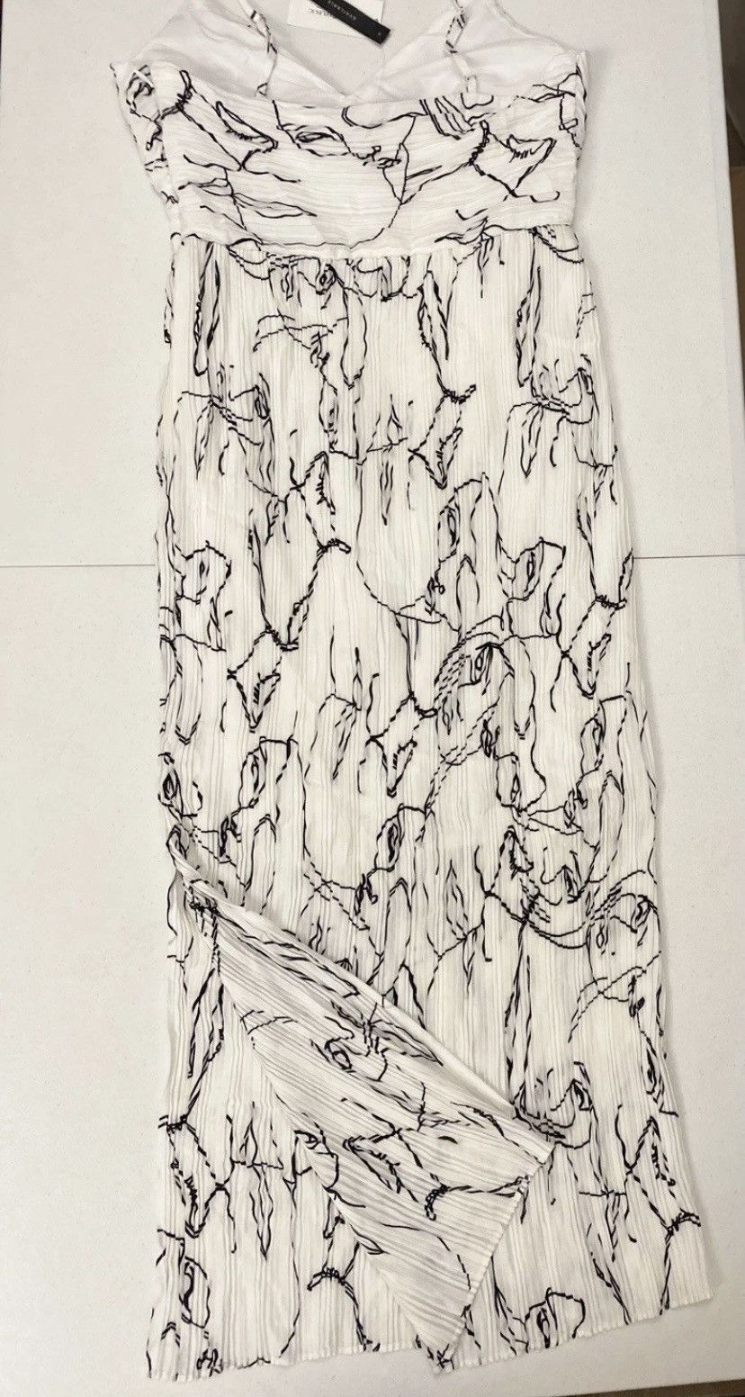 Banana Republic BANANA REPUBLIC PLISSÉ MIDI DRESS TATTOO FACES PLEATS 2 NWT Size XS / US 0-2 / IT 36-38 - 3 Thumbnail