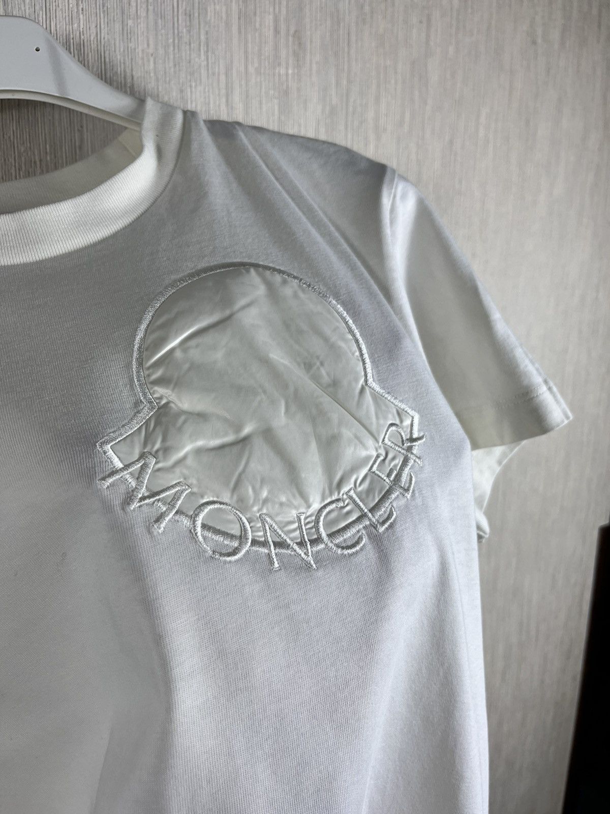 Moncler Moncler big fluffy down logo cream t-shirt tee luxury women Size XS / US 0-2 / IT 36-38 - 13 Thumbnail