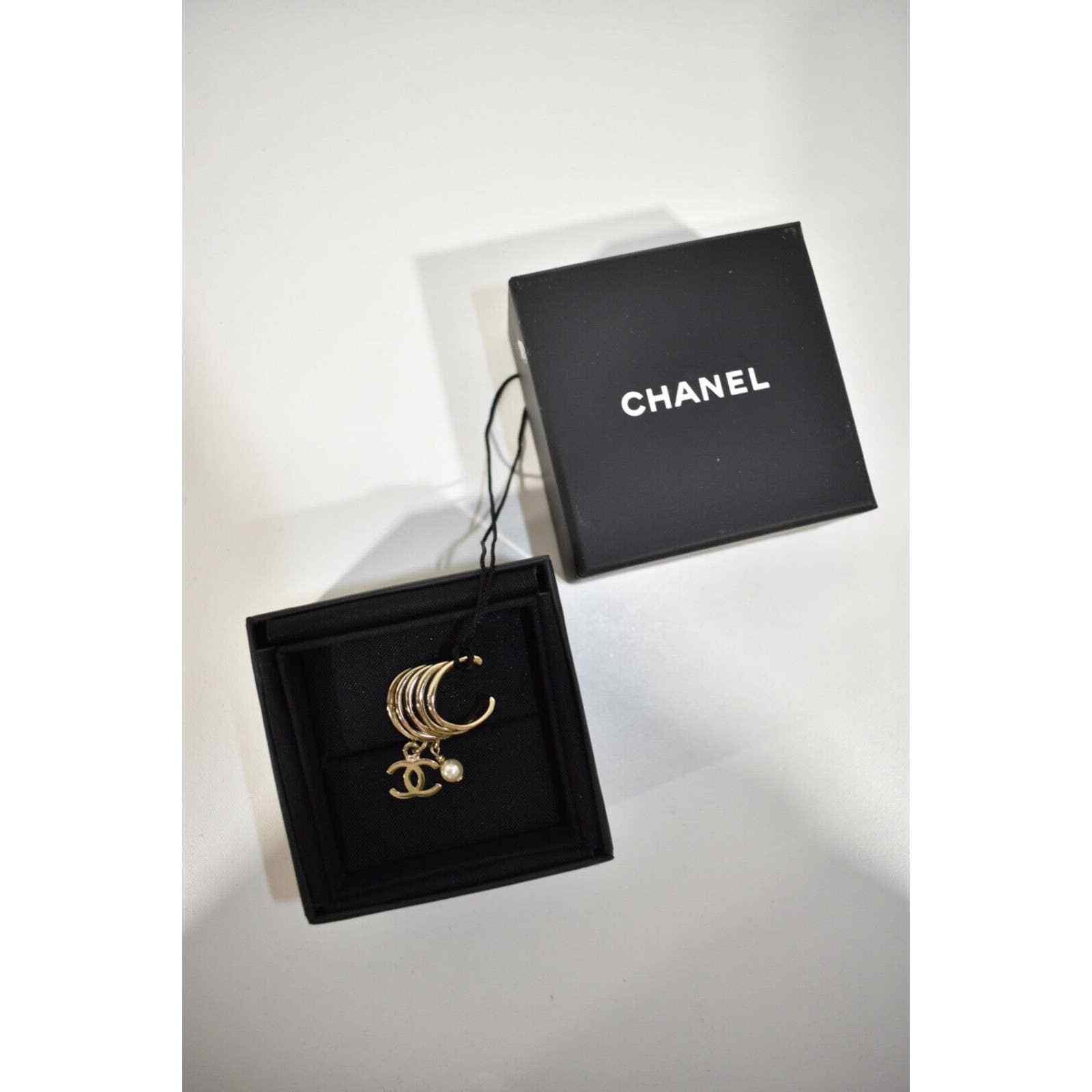 Chanel Chanel Gold Pearl White Drop Statement Cuff Earring Jewel Size ONE SIZE - 2 Thumbnail