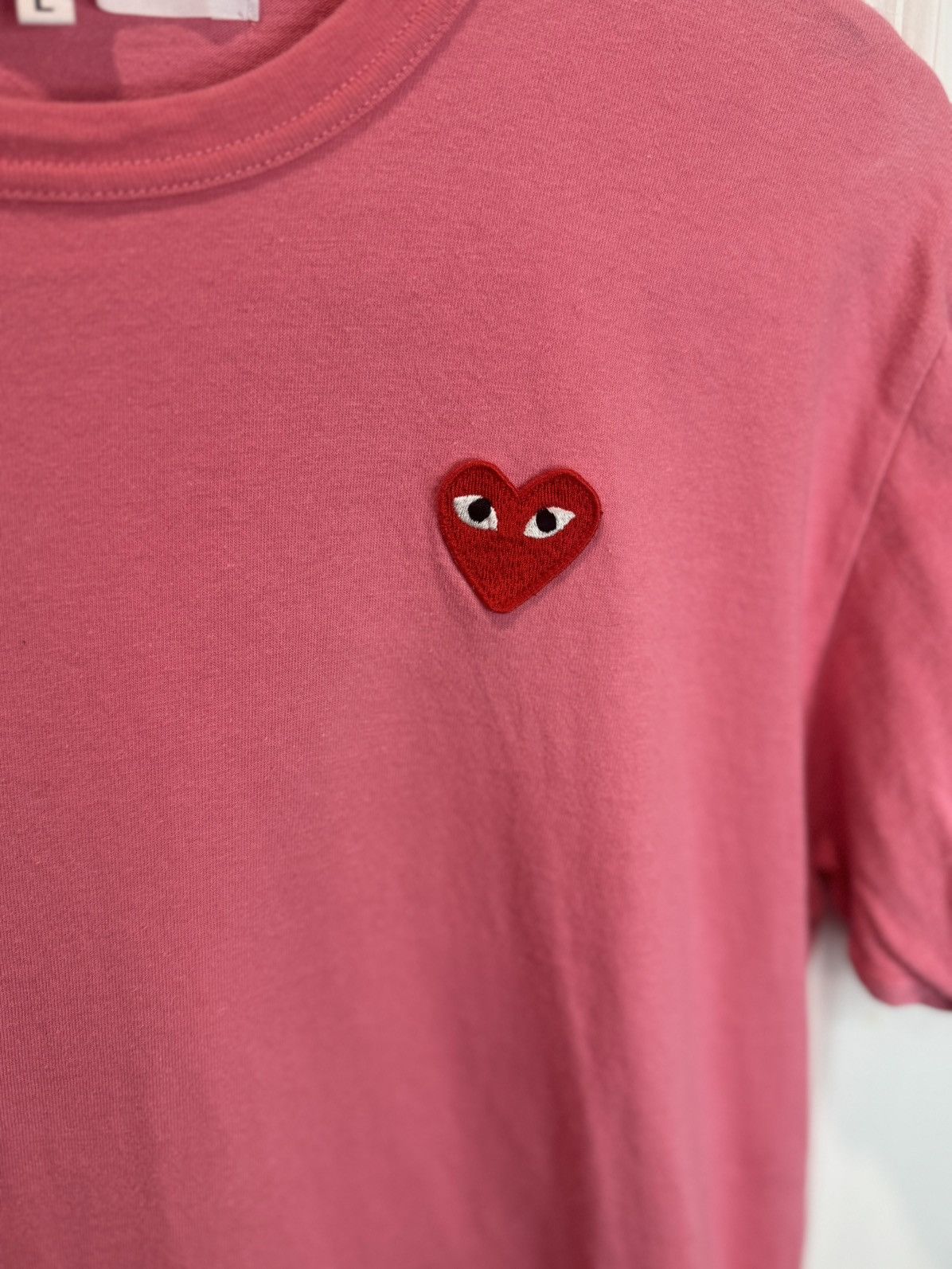 Comme des Garcons Comme des Garçons PLAY pastelle red emblem shirt ‘pink’ Size US L / EU 52-54 / 3 - 2 Thumbnail
