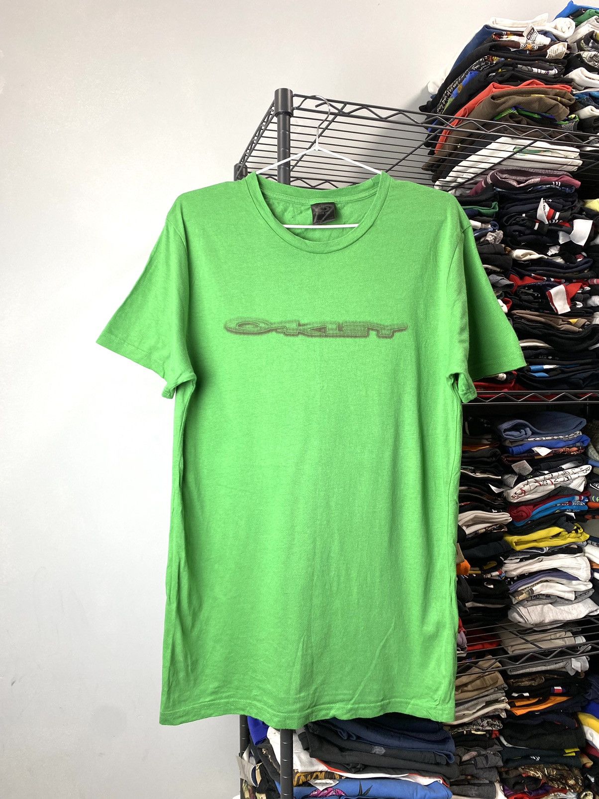 Oakley Vintage 2000’s Oakley T Shirt Center Logo Gorpcore Size US L / EU 52-54 / 3 - 1 Thumbnail