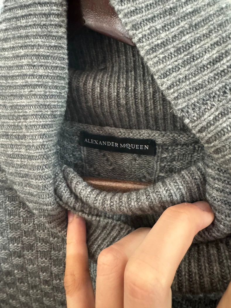 Alexander McQueen Alexander McQueen Gray Cashmere Sweater- DMC Size US M / EU 48-50 / 2 - 1 Thumbnail