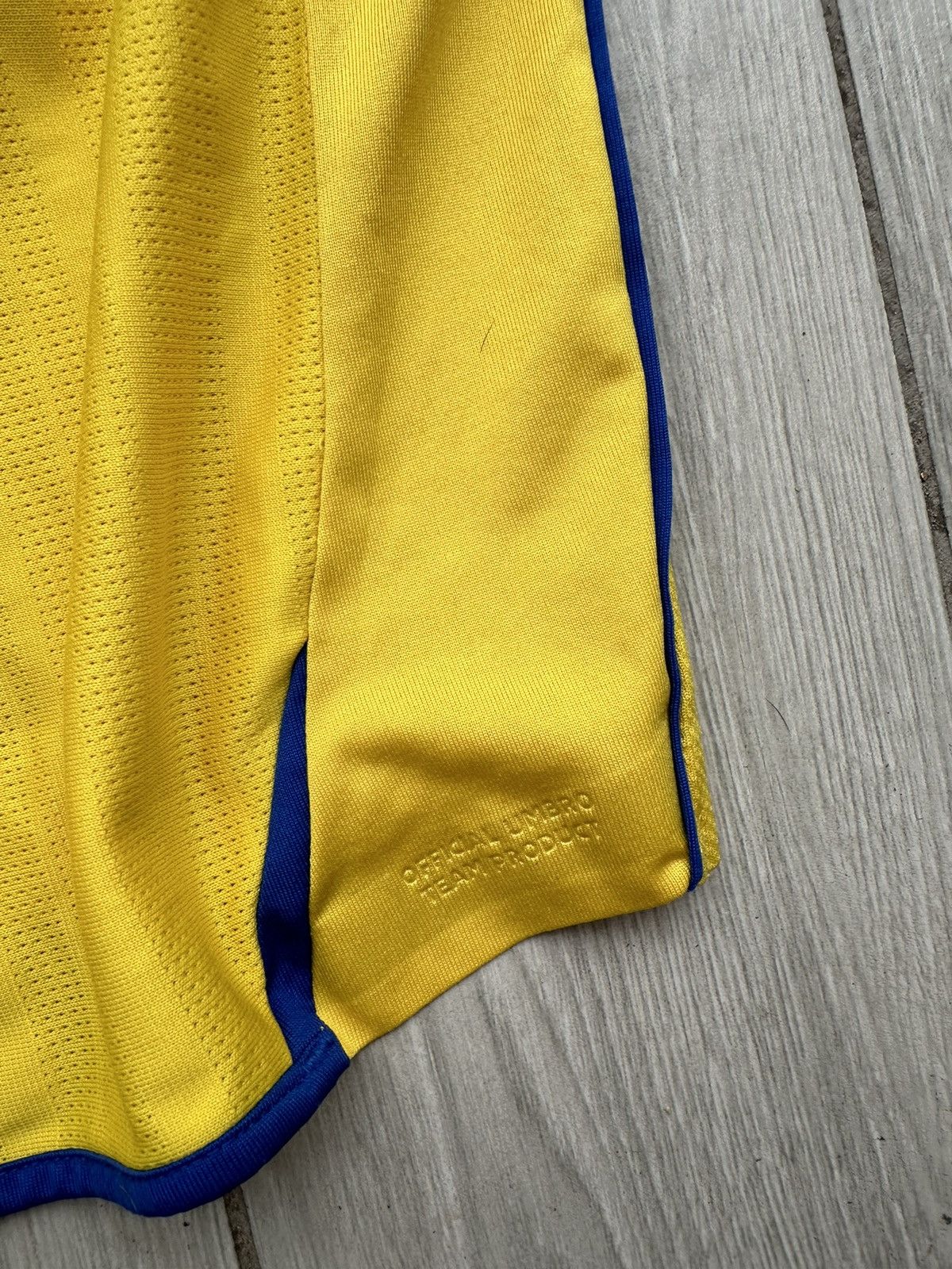 Umbro SWEDEN SVERIGE 2009 SIZE M UMBRO FOOTBALL SHIRT Size US M / EU 48-50 / 2 - 12 Thumbnail