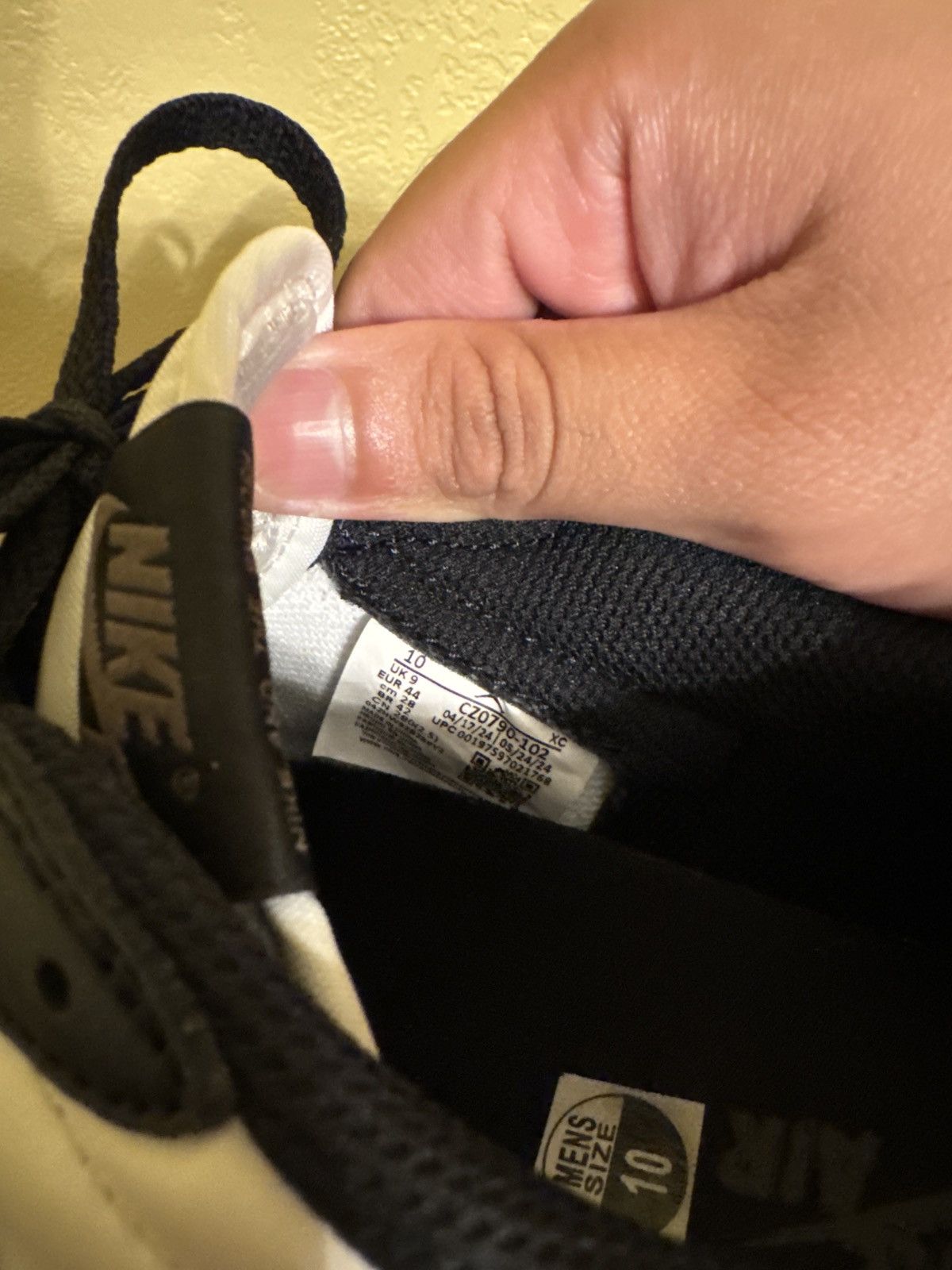 Nike Jordan 1 Retro Low OG Size US 10 / EU 43 - 8 Thumbnail