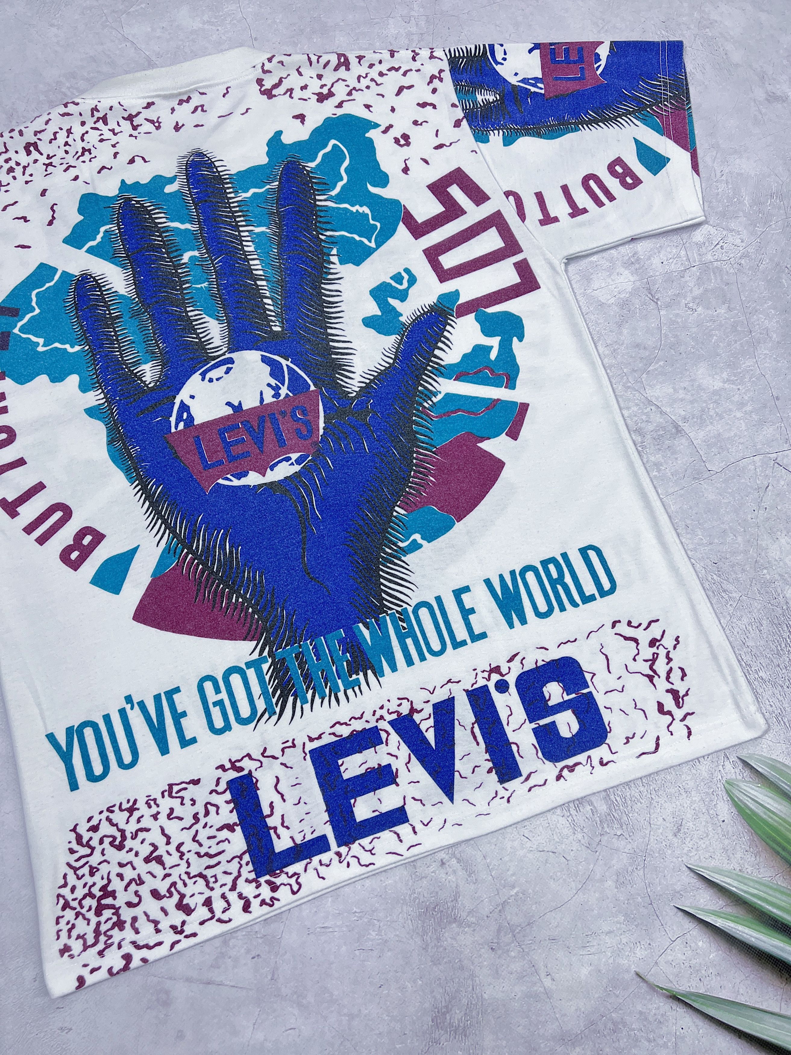 Levi's × Vintage Vintage Levi's T-Shirt You've Got The Whole World 501 Series Size US L / EU 52-54 / 3 - 17 Thumbnail