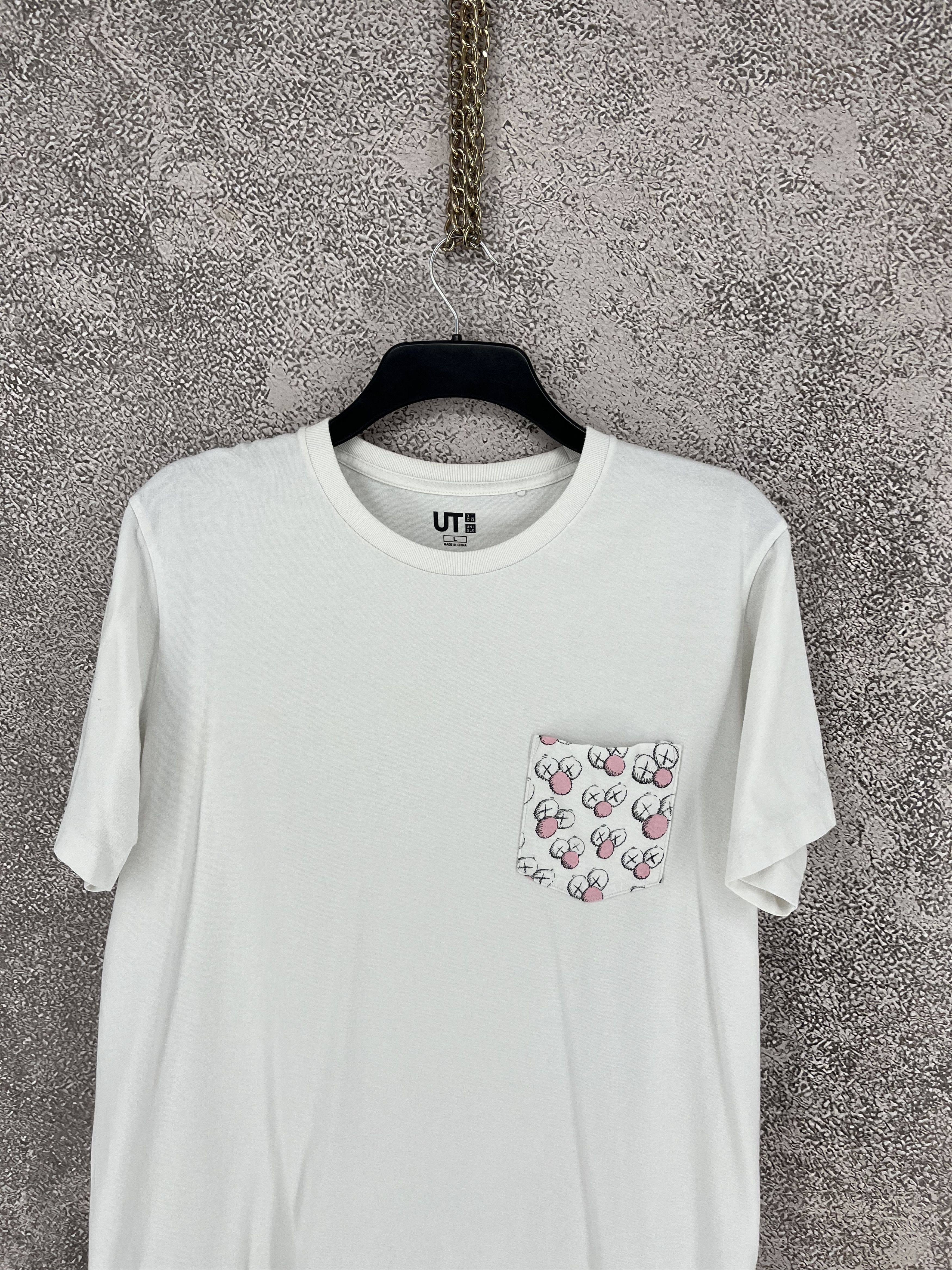 Uniqlo Mens T-Shirt Uniqlo x Kaws Big Print Size L Size US L / EU 52-54 / 3 - 6 Thumbnail